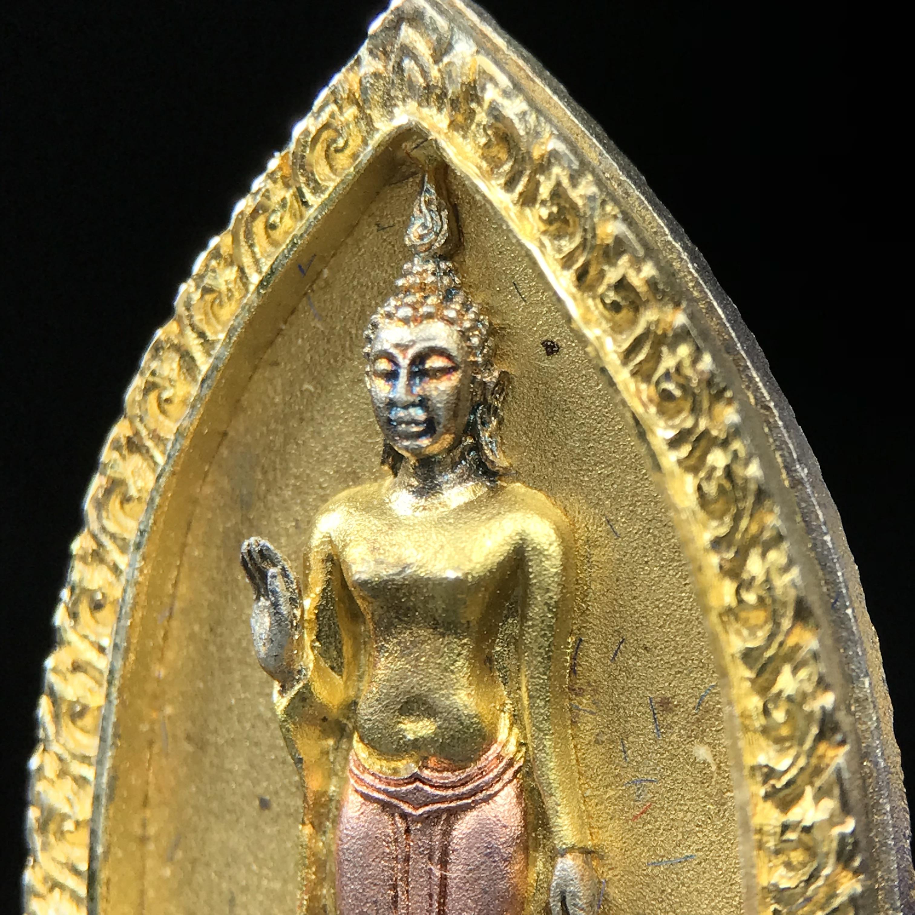 พระพุทธกาญจนพรสยามภูมิ ภปร. ปี 2539 เนื้อเงินสามกษัตริย์พื้นทรายเงา(ผิวเดิมสวย) พิมพ์ทรงใบขนุน ขนาด3.2ซม. พระพุทธรูปประจำพระชนมวาร รัชกาลที่9 ทรงโปรดเกล้าให้วิทยาลัยป้องกันราชอาณาจักร(วปอ.)สร้างในวโรกาสทรงครองสิริราชสมบัติครบ50ปี พ.ศ.2539(1ใน5000องค์)