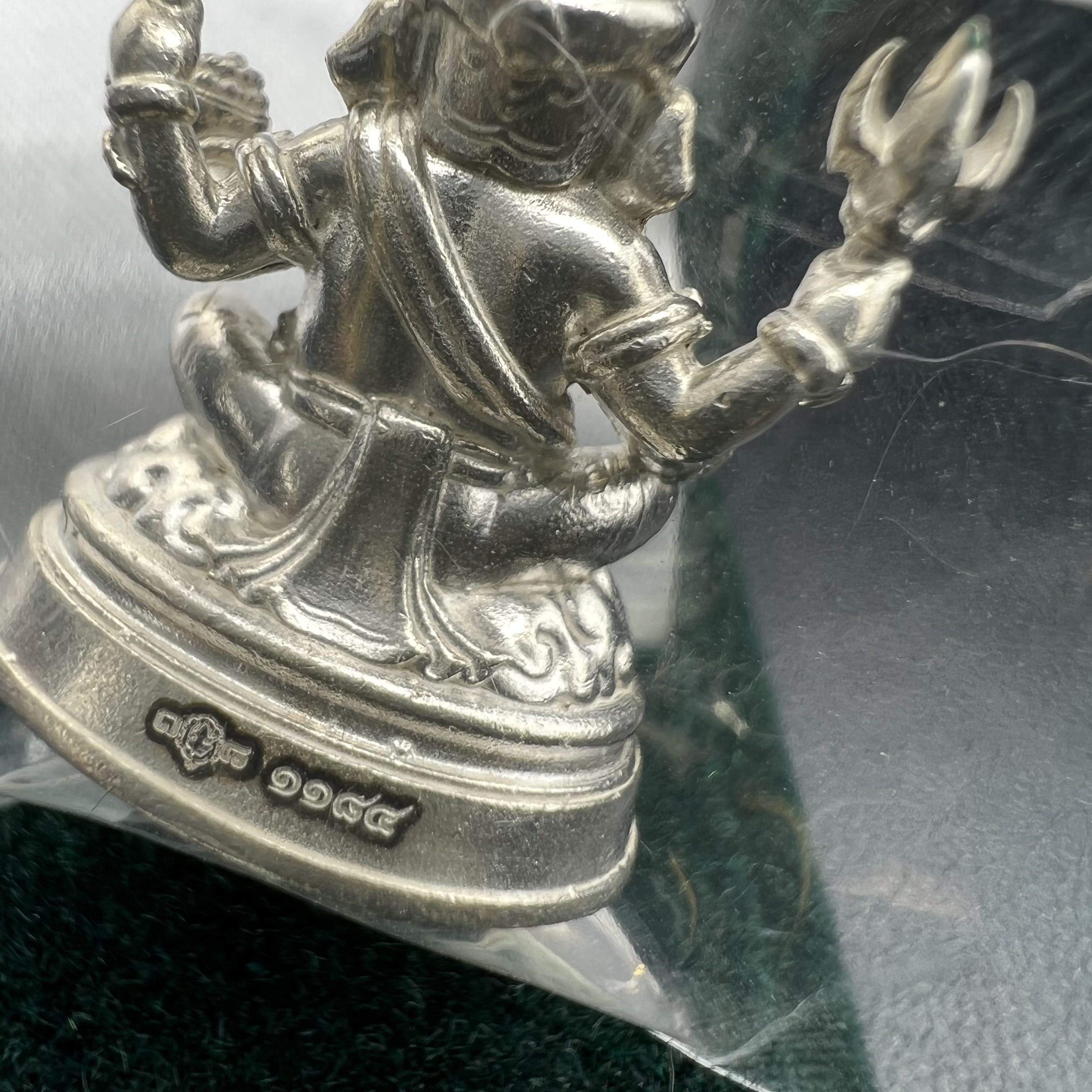 พระพิฆเนศวร รุ่น 108 ปี แห่งการสถาปนากรมศิลปากร ปี 2562 เนื้อเงิน ขนาดลอยองค์ หน้าตัก 1/2 นิ้ว(ขนาดประมาณ 1.8 x 2.1 ซม.)(พิธีใหญ่ มวลสารดี)(มีโค๊ดและหมายเลขกำกับเลข)1 ใน 1999 องค์