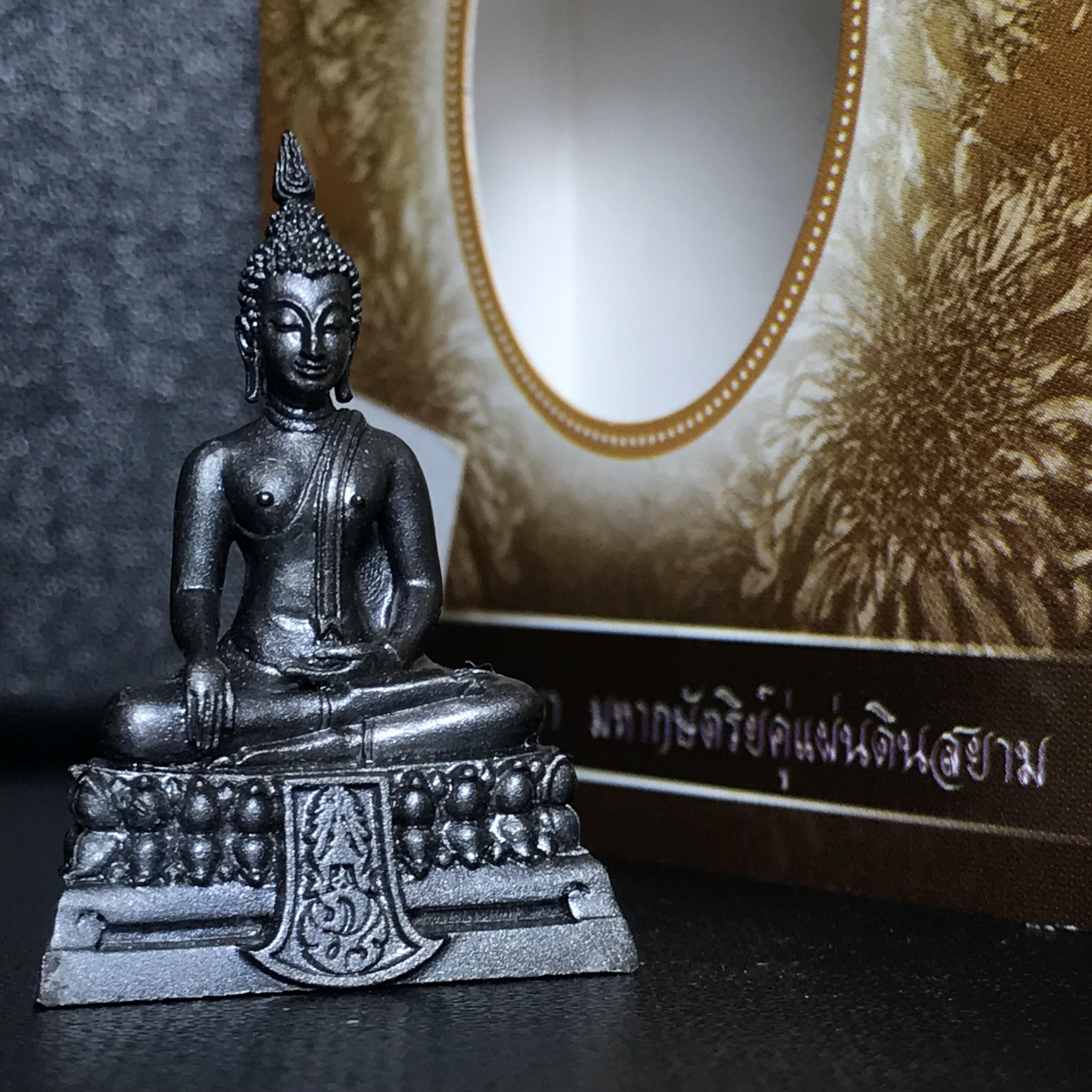 พระพุทธรูปคุ้มเกล้า ภปร. มหามงคล 80พรรษา “รุ่นเย็นศิระเพราะพระบริบาล 80พรรษา มหากษัตริย์คู่แผ่นดินสยาม” เนื้อเงินรมดำ พิมพ์ใหญ่ ขนาด 18*35 มม.