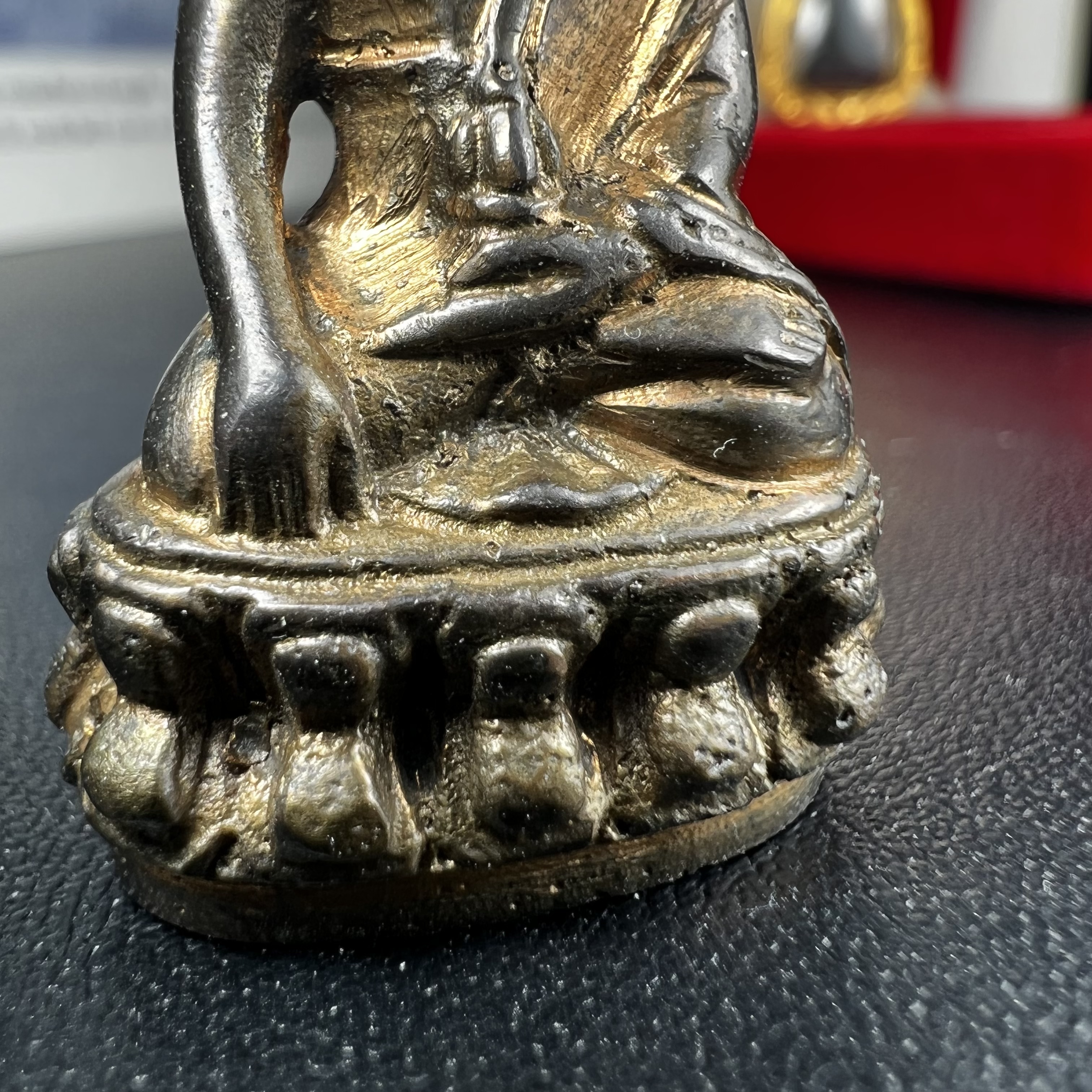 พระกริ่ง-พระชัยวัฒน์ ปวเรศ ปี2530 วัดบวรนิเวศราชวรวิหาร(องค์พระชัยวัฒน์เลี่ยมกรอบทองคำแท้)(ในหลวง ร.9 เสด็จเททอง)(บรรจุเส้นเกศาในหลวงรัชกาลที่9)พร้อมสูจิบัตรเดิมตอนจัดสร้าง(สภาพสวยครบสมบูรณ์) (องค์หน้าใหญ่)(องค์ทองทบ)แบบพิมพ์นิยมหายาก