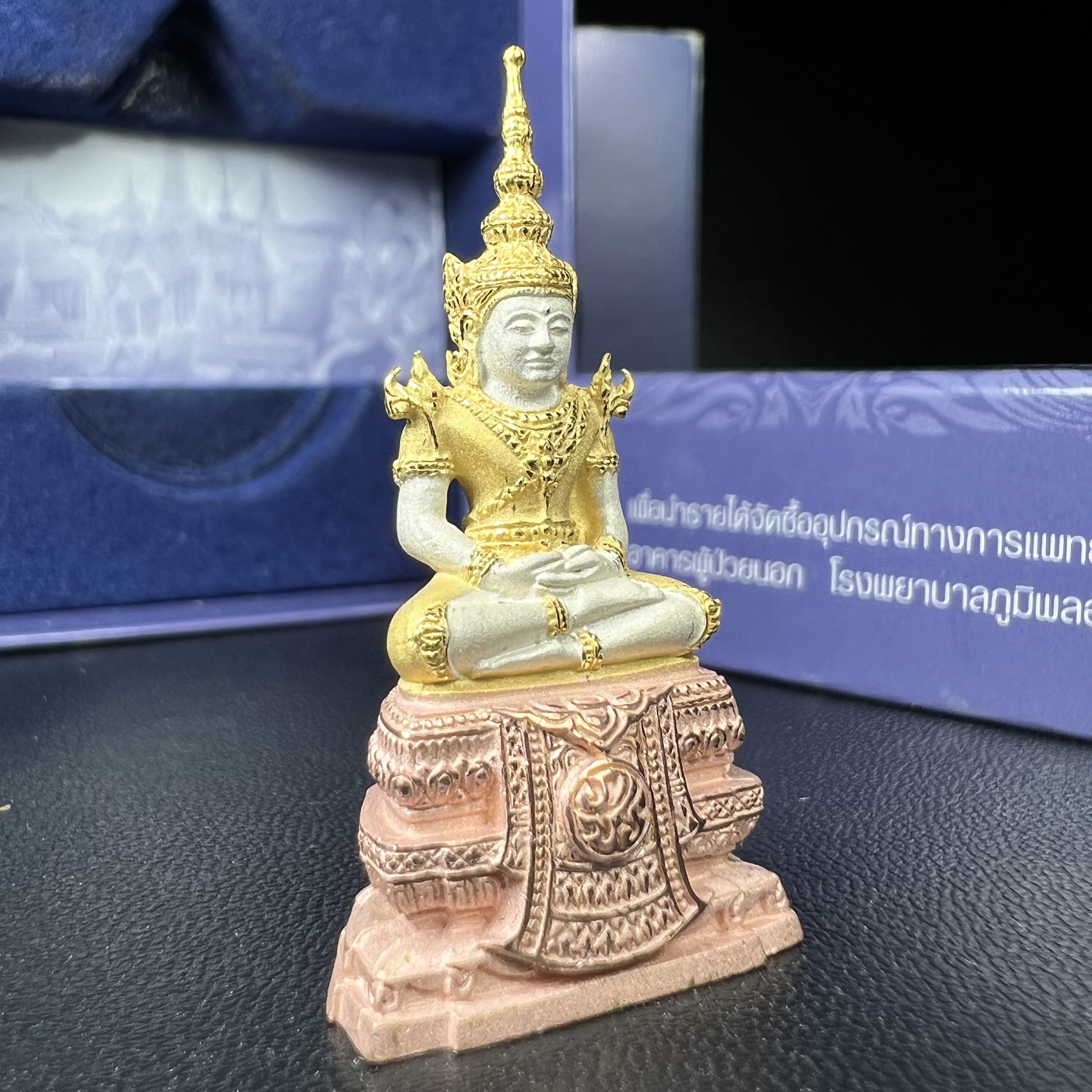 พระแก้วมรกต ภปร. ปี2547 จัดสร้างโดย รพ.ภูมิพลฯ เนื้อเงิน (3 กษัตริย์)ลอยองค์ หน้าตัก 1/2 นิ้ว งดงามทรงคุณค่าอีกหนึ่งรุ่นยอดนิยม หายาก