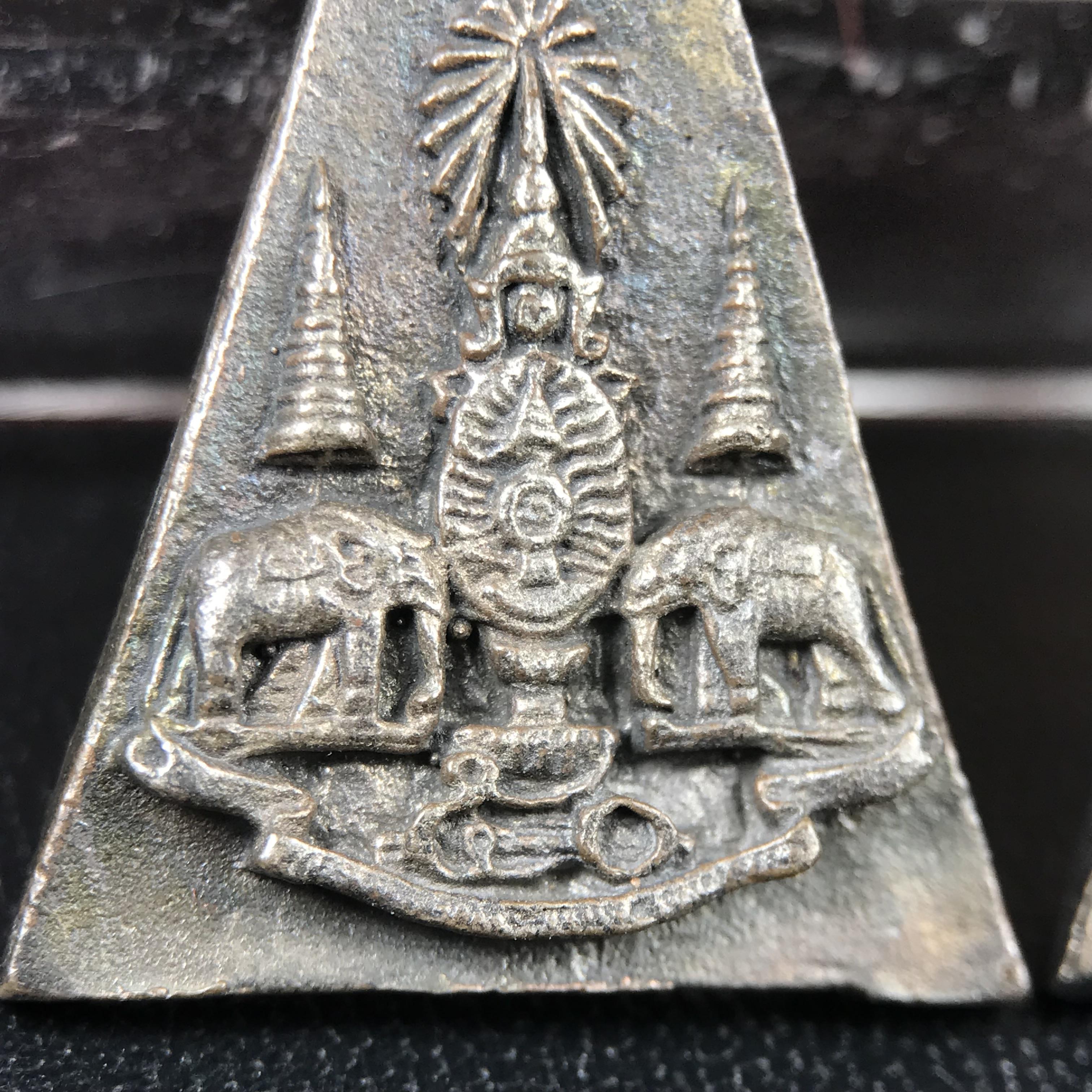 พระกำลังแผ่นดิน (สมเด็จจิตรลดา2) จัดสร้างเฉลิมพระเกียรติ ร.9 ครองราชย์ 50 ปี 2539 เนื้อนวโลหะ+เนื้อนวโลหะ(1ชุดรวม2องค์)(สร้างน้อยหายาก)พร้อมกล่องบรรจุเดิมครบสมบูรณ์(1ใน2539องค์)