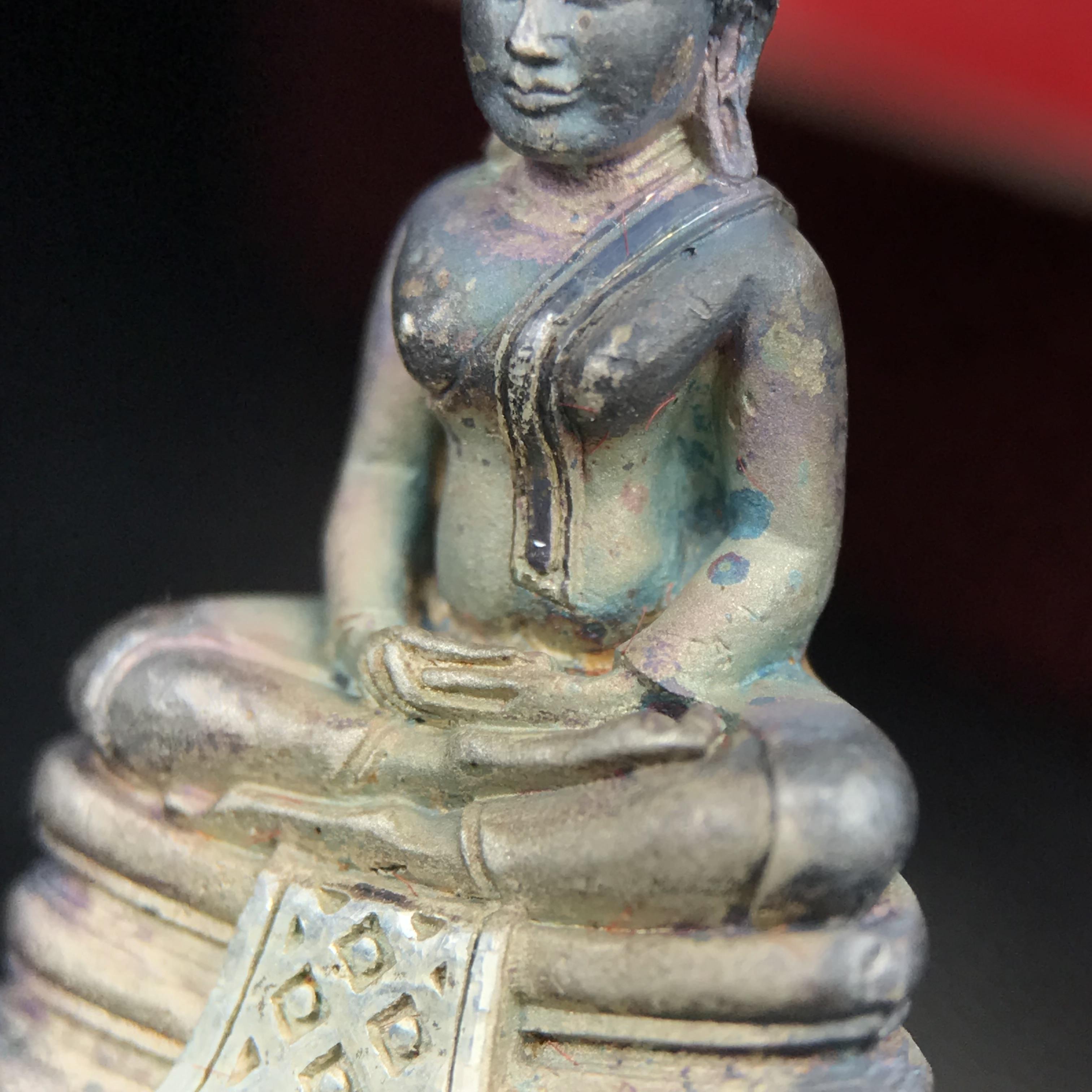 พระพุทธโสธร(หลวงพ่อโสธร) รุ่นสร้างอุโบสถ ปี2539 เนื้อเงินทรายนวลขัดเงาบางส่วน ลอยองค์พิมพ์ใหญ่ สภาพสวยกล่องบรรจุเดิมครบสมบูรณ์(งานแพรนด้า จิวเวลรี่)สวยงดงาม(เนื้อเงินผิวเดิมรุ้งสวยสวย องค์หมายเลขสวย ๒๒๒๒๕)