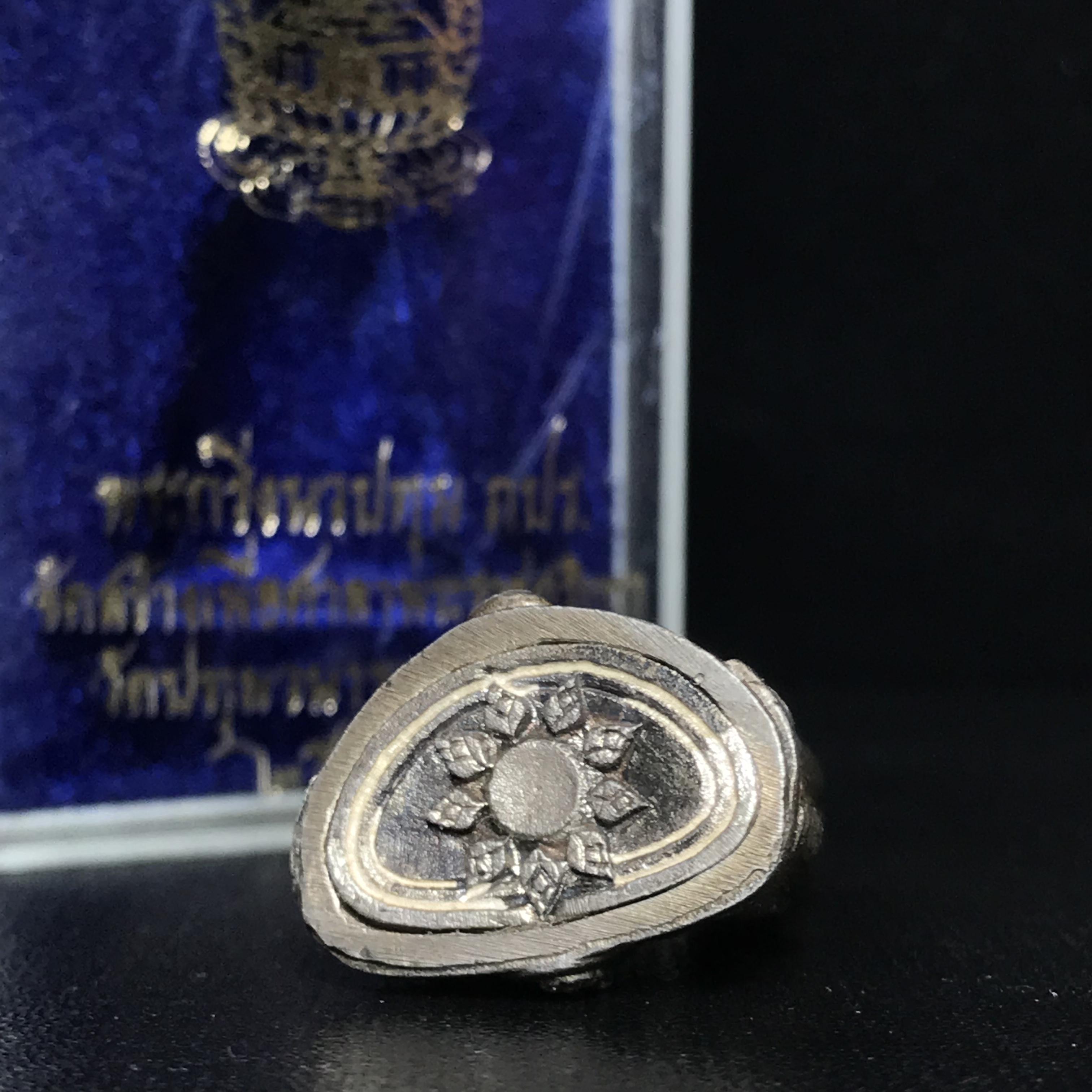 พระกริ่งนวปทุม ภปร. วัดปทุมวนาราม เนื้อเงิน ปี2535(ในหลวงรัชกาลที่9เสด็จเททอง)หายาก 1ใน3000องค์