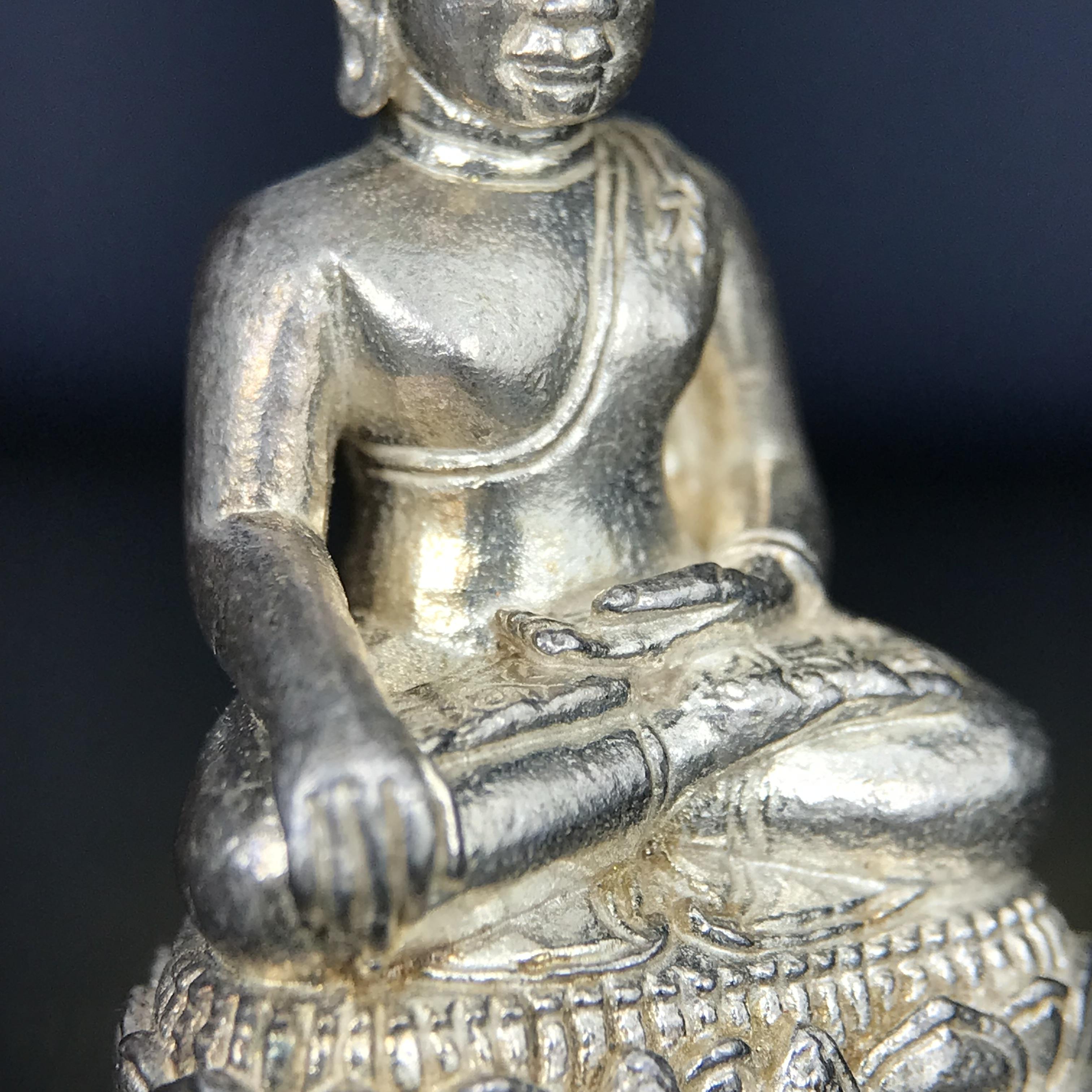 พระกริ่งพระพุทธนรสีห์ จปร.+ภปร. ครบรอบ 100 ปี ธนาคารไทยพาณิชย์ ปี 2550 พระกริ่งเนื้อเงิน(หายาก)(พุทธศิลป์งดงาม)ด้านหน้าฐานประดับด้วยตราสัญลักษณ์ "จปร" และ "ภปร" (องค์เนื้อเงินสร้างน้อย พบเจอน้อยหายาก)1 ใน 2500 องค์