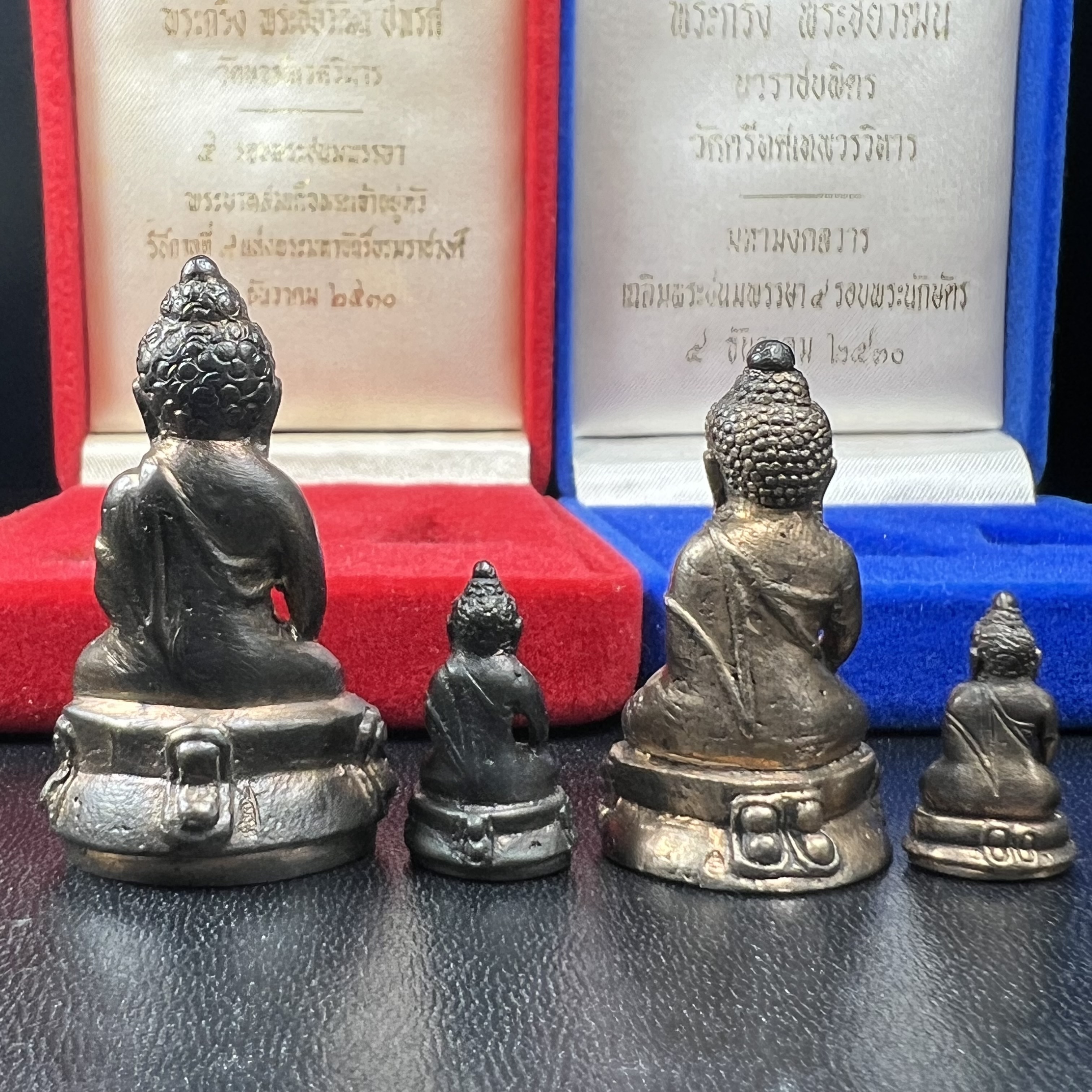 พระกริ่งคู่แฝดหายากมากที่จะมาคู่กันได้!! จัดสร้างในวาระพระบาทสมเด็จพระเจ้าอยู่หัวรัชกาลที่ 9 เจริญพระชนมพรรษา 5 รอบนักษัตริย์ พระกริ่ง-พระชัยวัฒน์ วัดบวรนิเวศวิหาร ปี 2530 + พระกริ่ง-พระชัยวัฒน์ นวราชบพิตร วัดตรีทศเทพ ปี 2530)(ในหลวงรัชกาลที่9เสด็จเททอง)