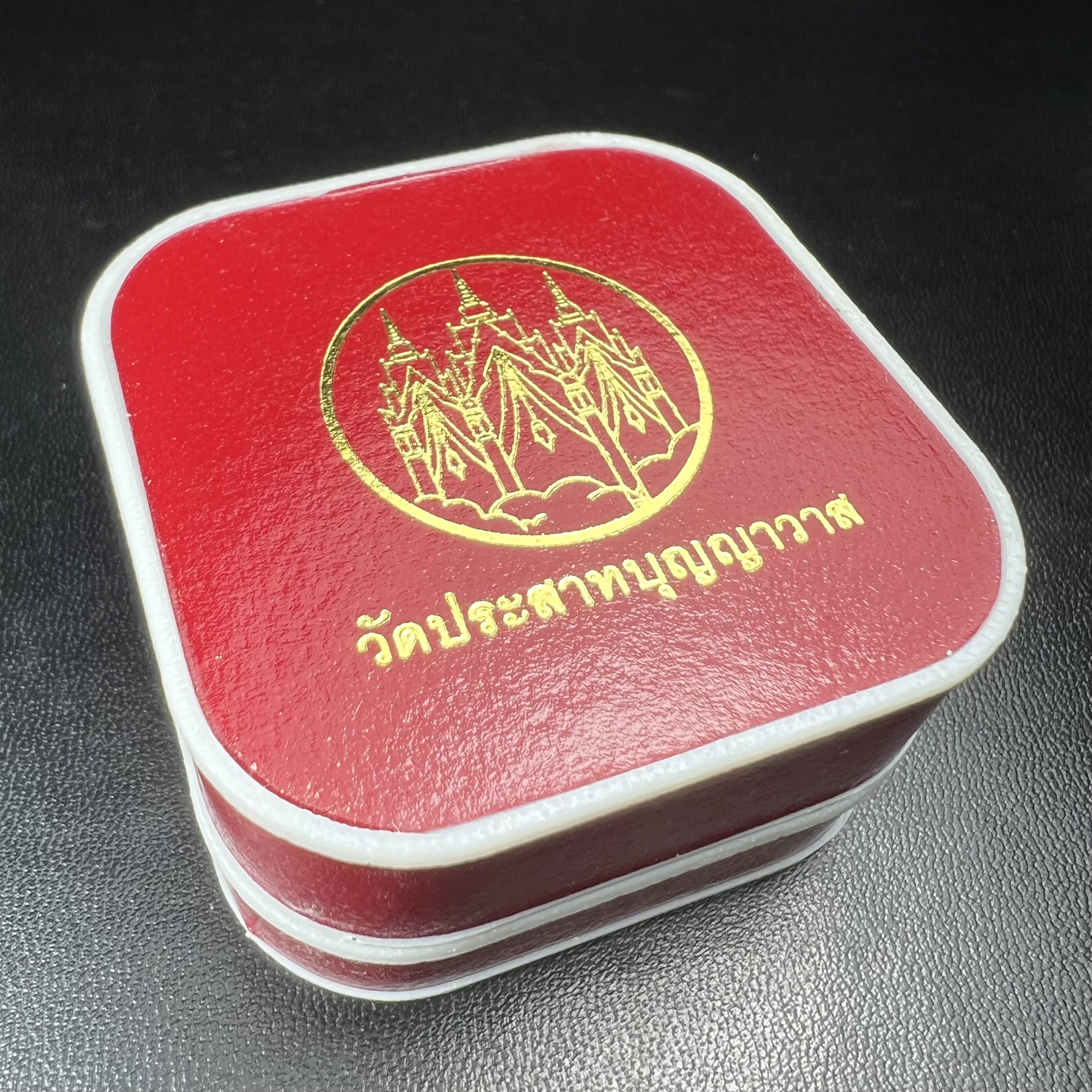 เหรียญหลวงพ่อทวด รุ่นมงคลบารมี วัดประสาทบุญญาวาส ปี 2545 เนื้อเงิน พิมพ์ทรงรูปไข่เล็ก(ขนาด 2.0*1.8 ซม.)ฉลุลายฉากพี้นหลังสีรุ้งสามมิติสวยงาม ตอกโค๊ตมีหมายเลข สภาพสวยซีนซองเดิมพร้อมกล่องบรรจุเดิมครบ***เดินทางปลอดภัยหลวงพ่อทวดคุ้มครอง****