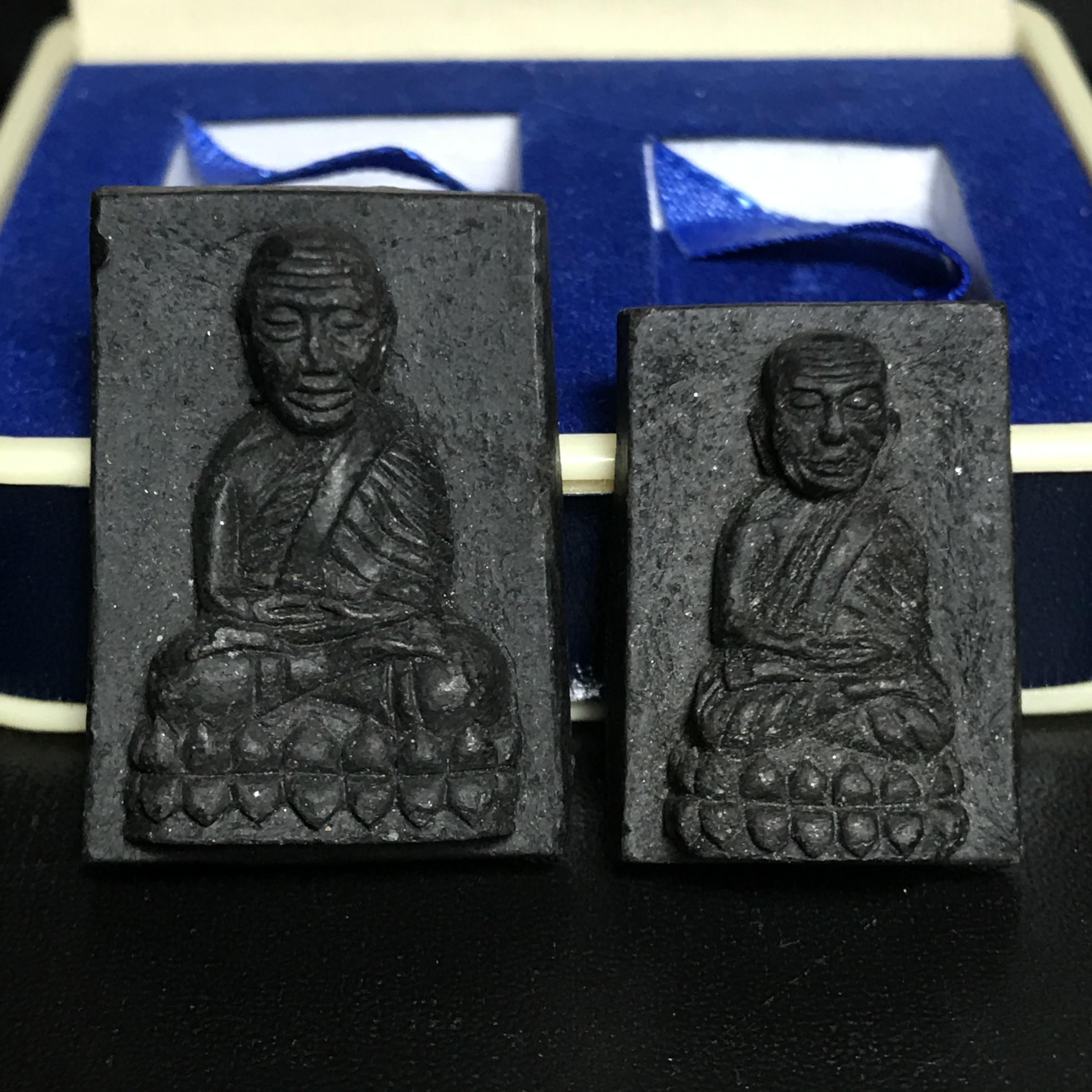 พระหลวงพ่อทวด พระนามาภิไธย สก. ปี2544(รุ่นแรก) เนื้อว่านคลุกรัก พิมพ์พิเศษหลังฝังข้าวสารดำ ชุดหลังพระนามาภิไธย สก. เนื้อเงิน(1ชุด 2องค์ พิมพ์ใหญ่สี่เหลี่ยม+พิมพ์เล็กพระรอดสี่เหลี่ยม)(1ใน5000 ชุด)พร้อมกล่องบรรจุเดิมหายาก