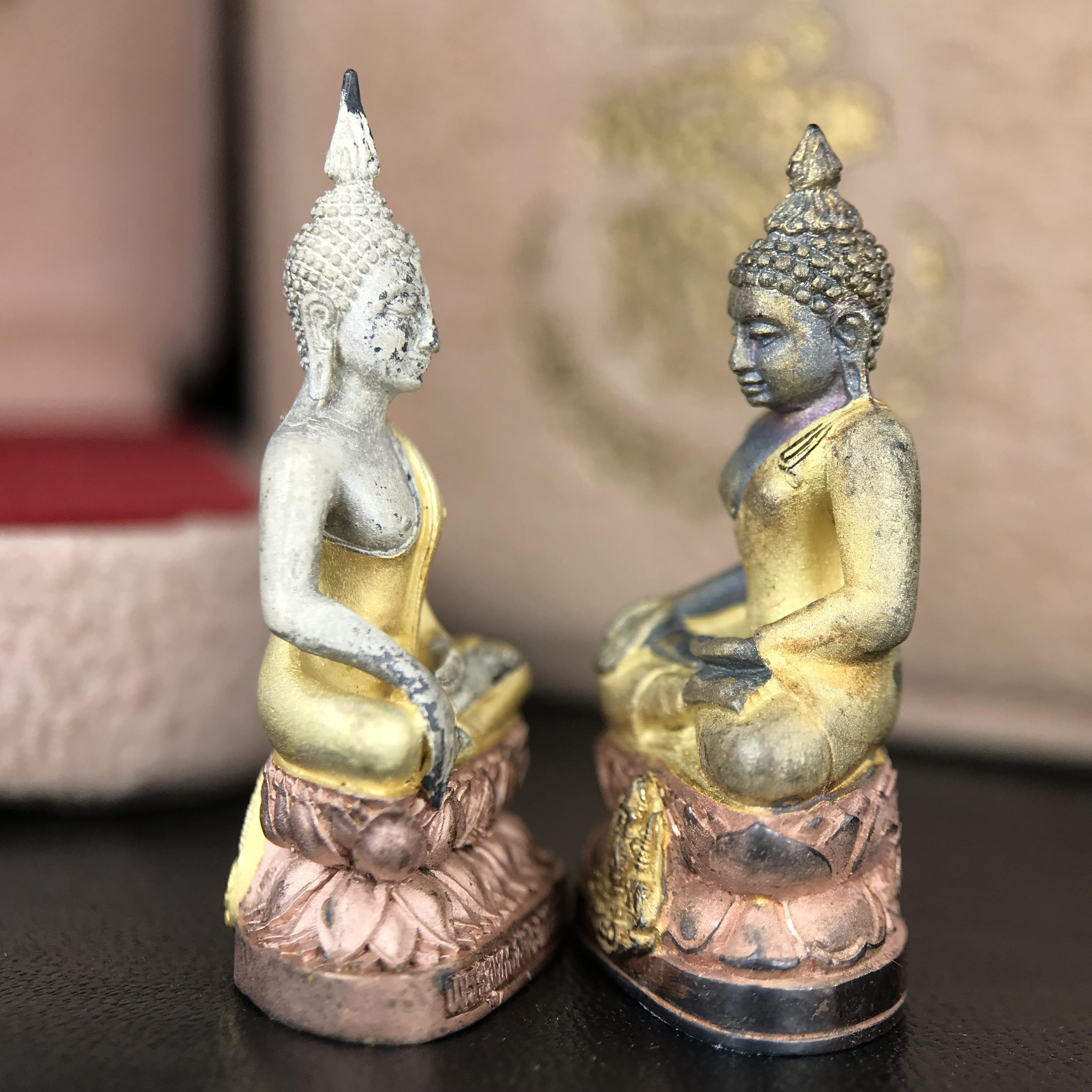 พระกริ่งพระพุทธนวราชบพิตร+พระกริ่งไพรีพินาศ ตรากาญจนาภิเษกครองสิริราชสมบัติครบ 50 ปี รัชกาลที่9 ปี2540 เนื้อเงินสามกษัตริย์(ผิวเดิมสวย ครบ สมบูรณ์)พร้อมกล่องบรรจุเดิมครบ ***ครบชุดพระราชทานทั้งสององค์ นานทีจะมีมาคู่กันครับ(หายาก)***