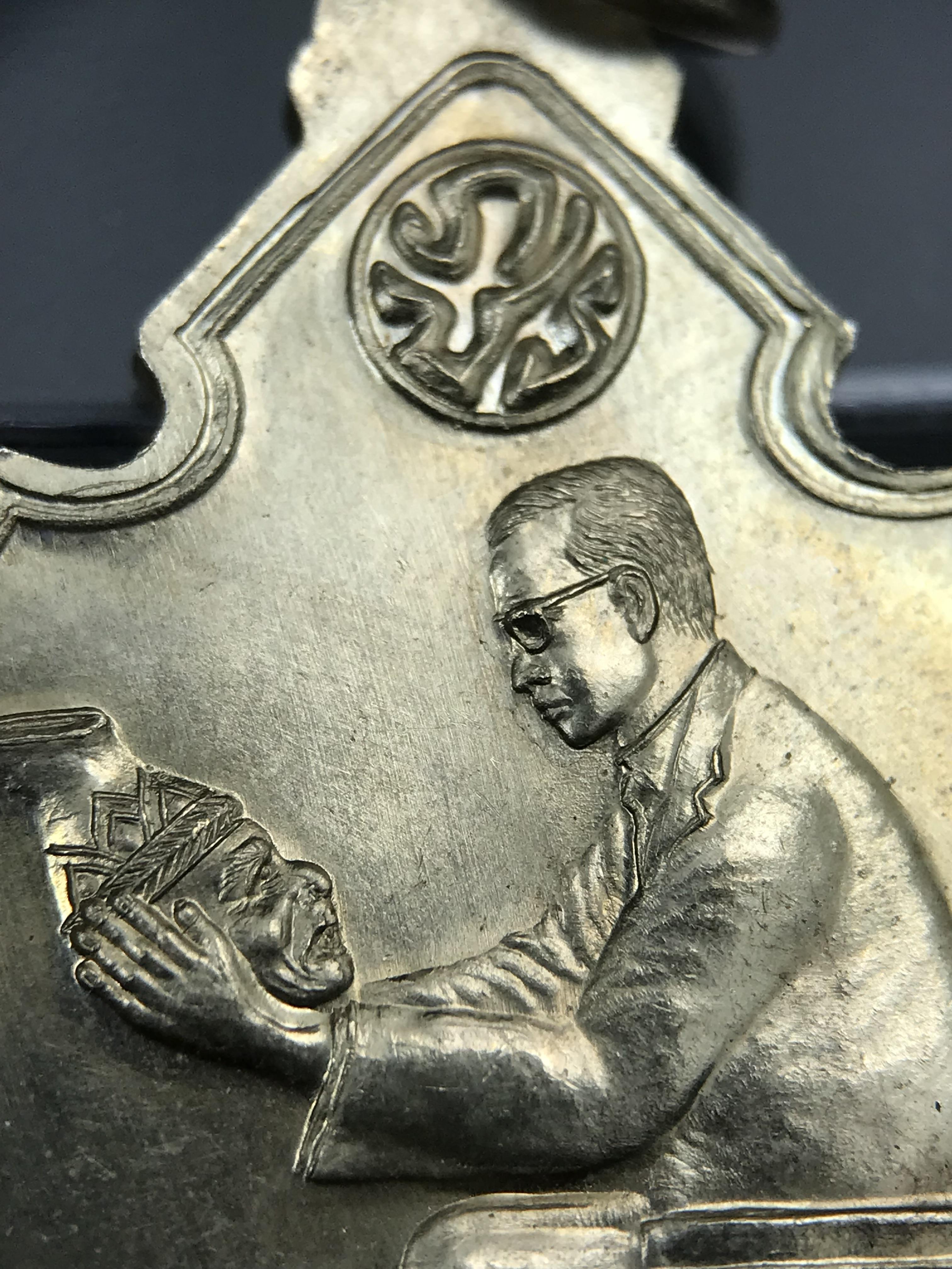 เหรียญครอบครูช่างหลวง(ในหลวงทรงดนตรี) เนื้ออัลปาก้า ปี 2550(หายาก)สุดยอดแห่งความหายากมีหมุนเวียนให้เห็นน้อยมากเป็นอีกหนึ่งรุ่นยอดนิยมของเสด็จพ่อร.9เหรียญนี้สวยมากผิวน้ำทองทั่วทั้งเหรียญ