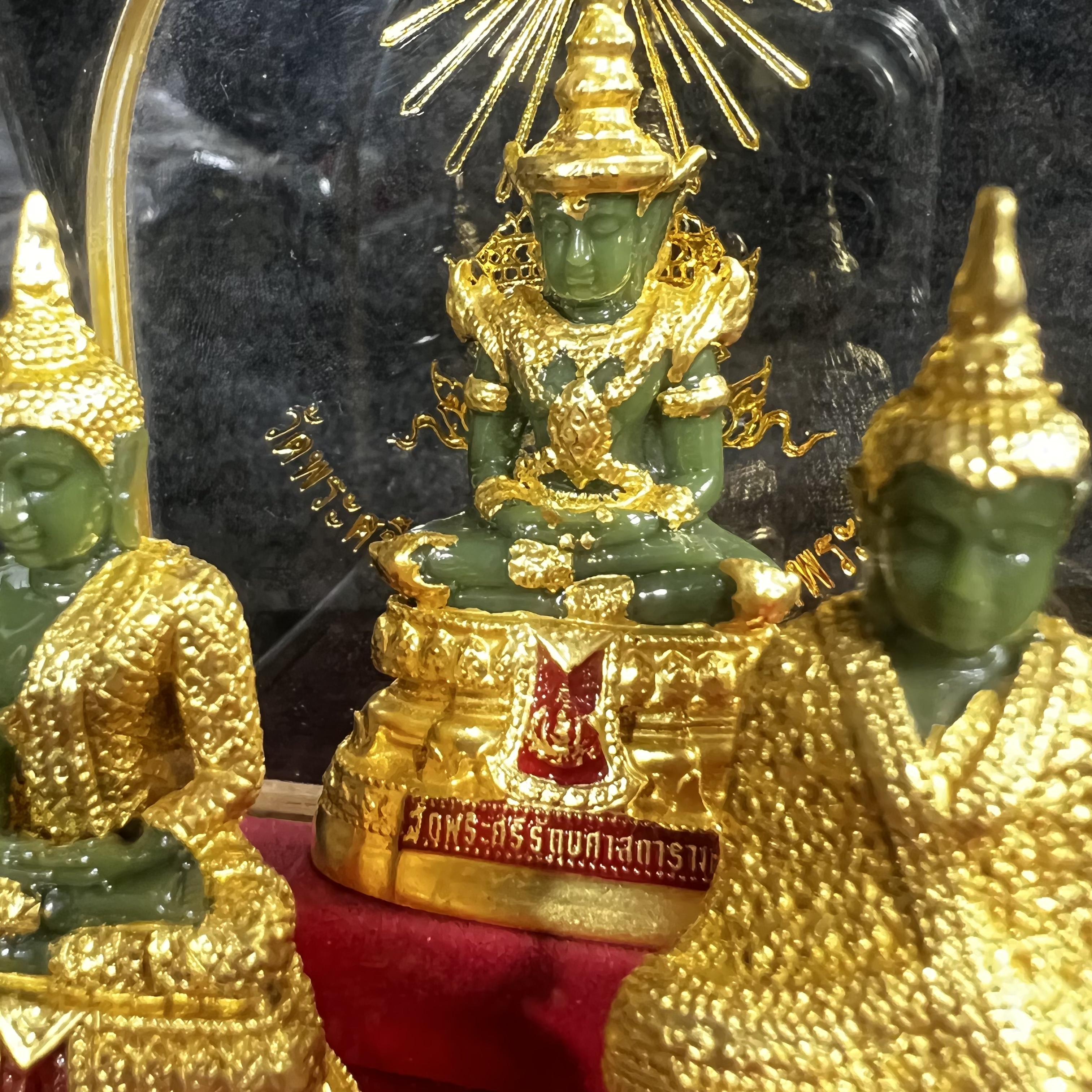 พระพุทธมหามณีรัตนปฏิมากร(พระแก้วมรกต) วัดพระศรีรัตนศาสดาราม สำนักพระราชวัง จัดสร้าง พิมพ์ทรงเครื่อง 3 ฤดู(ร้อน ฝน หนาว) หน้าตัก 2 นิ้วพร้อมครอบตู้เดิม(บรรจุมวลสารใต้ฐาน)