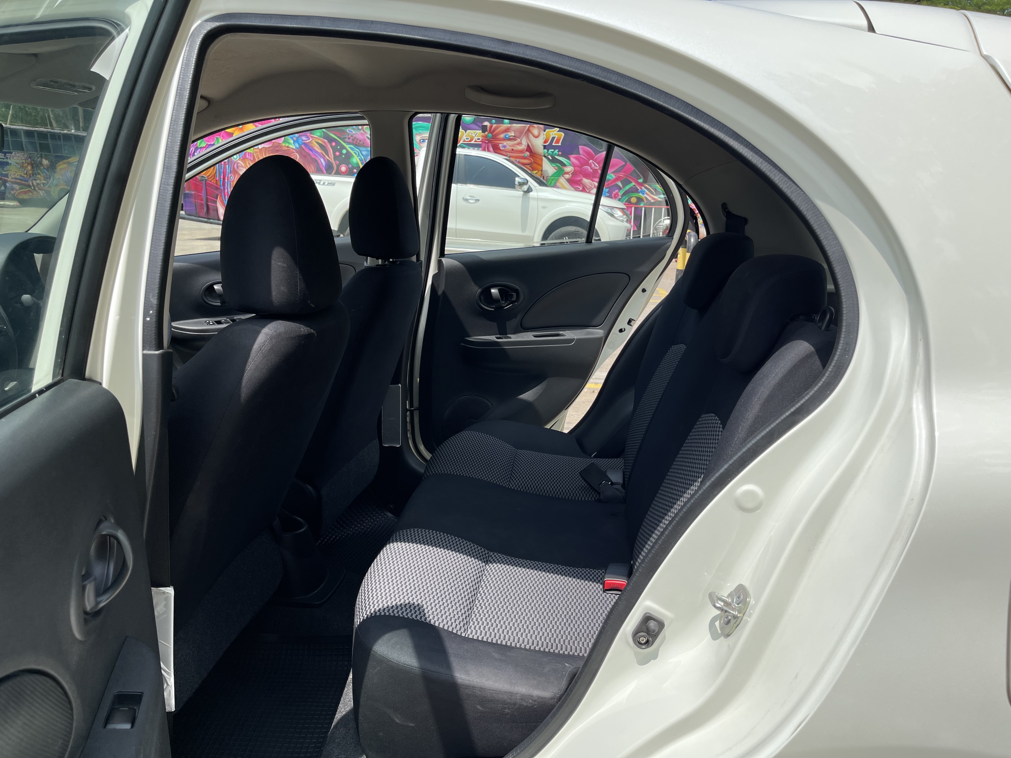 Nissan March 1.2 E At 2014 ขาวมุก