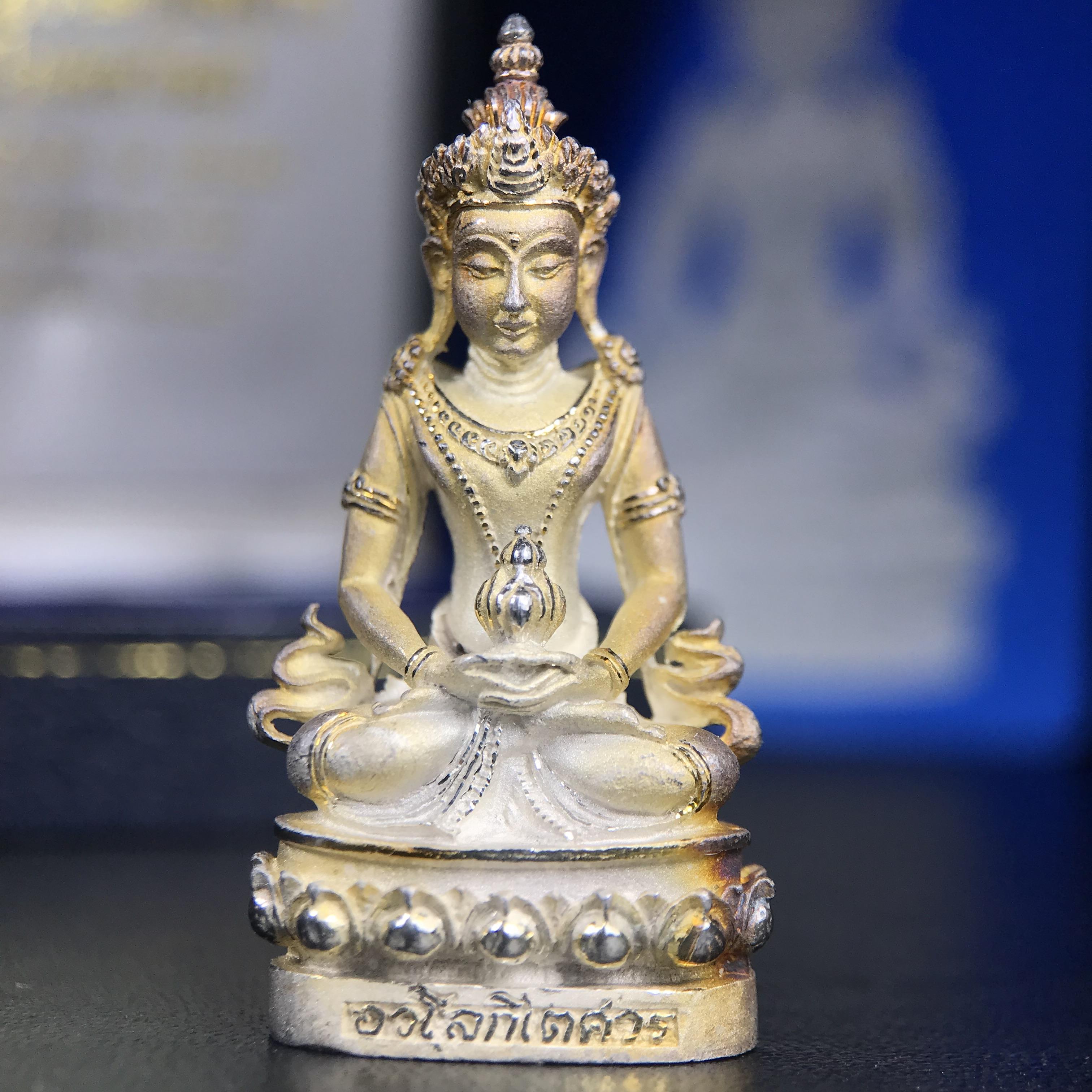 พระกริ่งอวโลกิเตศวร ( เจ้าแม่กวนอิม ) วัดโพธิ์แมนคุณาราม รุ่นอุดมโภคทรัพย์ พ.ศ.2539 เนื้อเงินพ่นทราย(ผิวเดิม ขึ้นสีรุ้งธรรมชาติ แบบนิยม เสน่ห์ของพระเนื้อเงิน) (พร้อมกล่องบรรจุการ์ดใบรับรองเดิมครบ)(อีกหนึ่งรุ่นยอดนิยม พุทธศิลป์สวยงดงาม)หายาก 1 ใน 5000 องค์