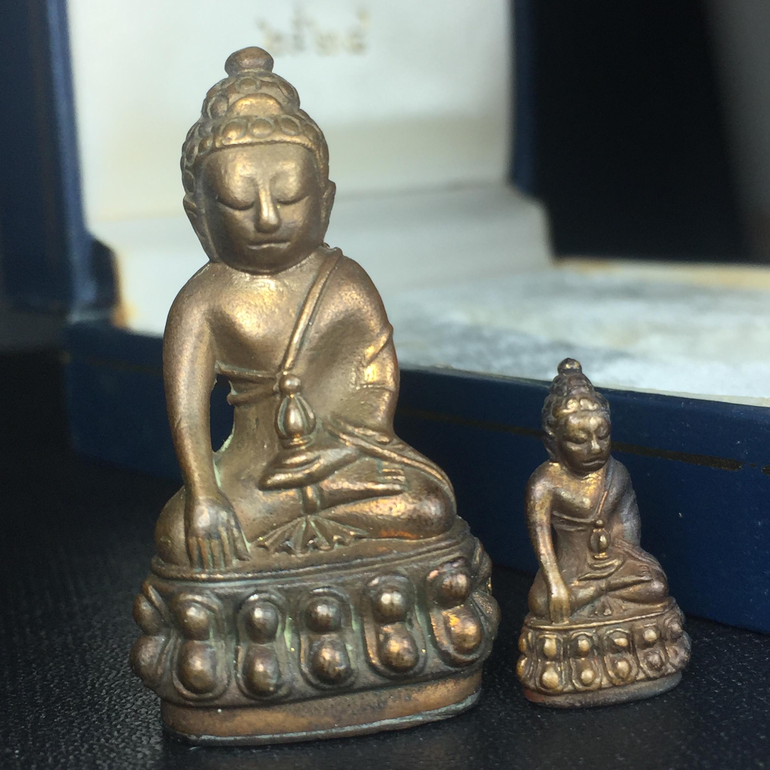 พระกริ่ง-พระชัยวัฒน์ รุ่นศิริสมบัติ อายุสมมงคล 72ปี สมเด็จพระญาณสังวร วัดบวรนิเวศวิหาร ปี 2528 เนื้อสัมฤทธิ์โลหะผสม(ตอกโค๊ด) (สุดยอดชนวนมาลสารรุ่นยอดนิยมที่นำมาจัดสร้าง)พร้อมกล่องบรรจุเดิมครบ รุ่นนี้สร้างน้อย หายาก สภาพสวยมาก