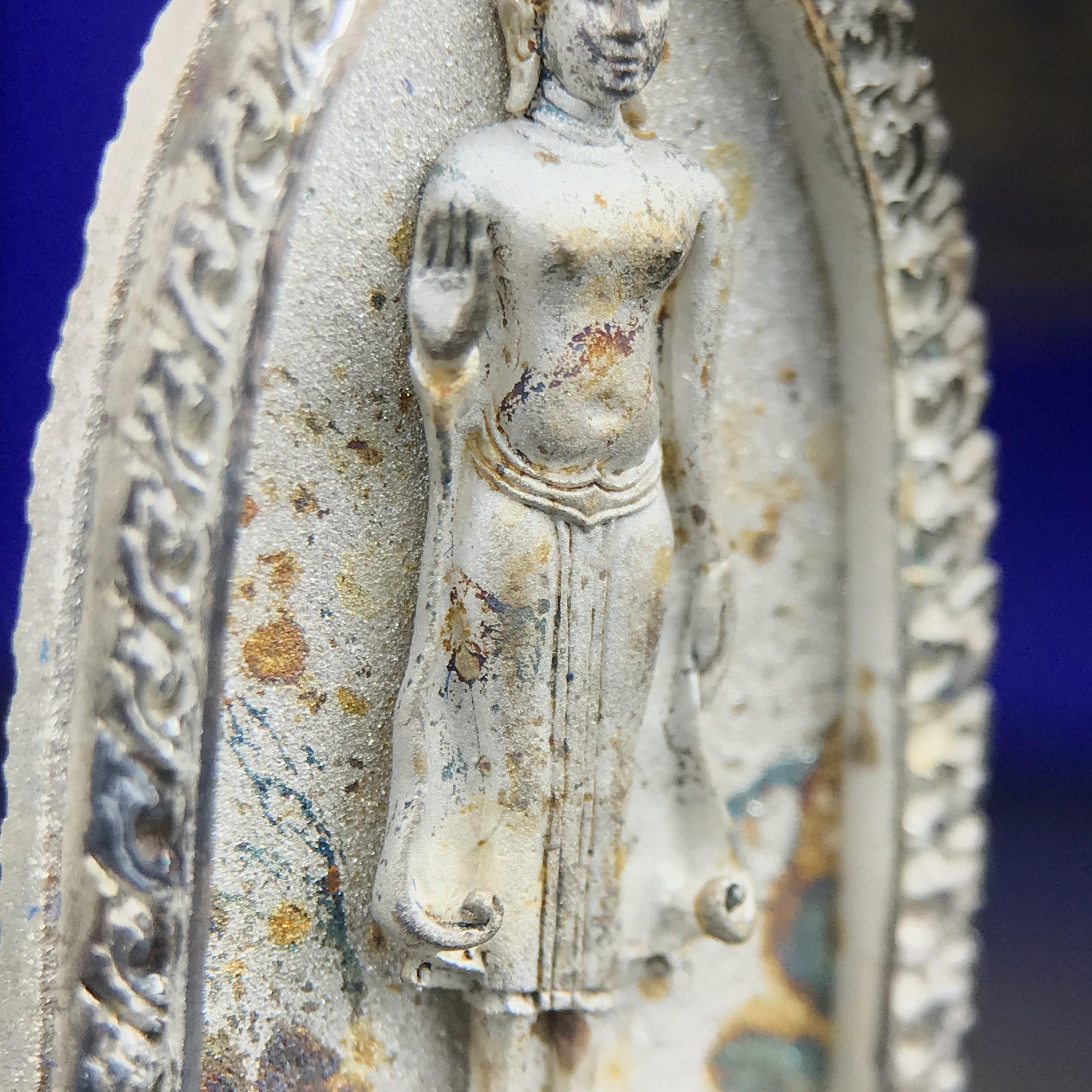 พระพุทธกาญจนพรสยามภูมิ ภปร. ปี 2539 เนื้อเงินพื้นทรายประกาย(ผิวเดิมสวย) พิมพ์ทรงใบขนุน ขนาด3.2ซม. พระพุทธรูปประจำพระชนมวาร รัชกาลที่9 ทรงโปรดเกล้าให้วิทยาลัยป้องกันราชอาณาจักร(วปอ.)สร้างในวโรกาสทรงครองสิริราชสมบัติครบ50ปี พ.ศ.2539(1ใน5000องค์)