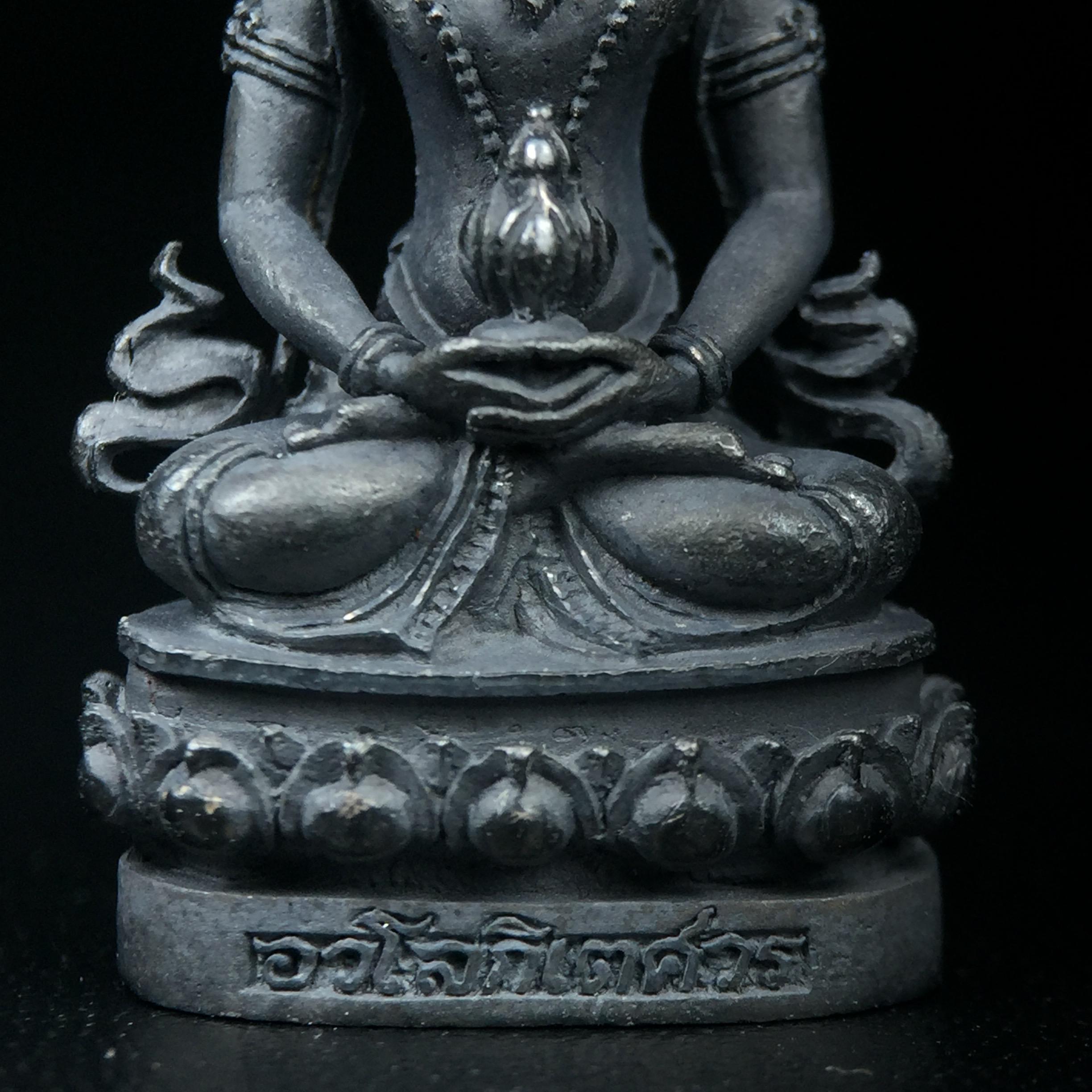 พระกริ่งอวโลกิเตศวร ( เจ้าแม่กวนอิม ) วัดโพธิ์แมนคุณาราม เนื้อเงิน พ่นทราย(ผิวเดิม กลับดำสนิทเข้มขลัง เสน่ห์ของพระเนื้อเงิน) รุ่นอุดมโภคทรัพย์ พ.ศ.2539(อีกหนึ่งรุ่นยอดนิยม พุทธศิลป์สวยงดงาม)