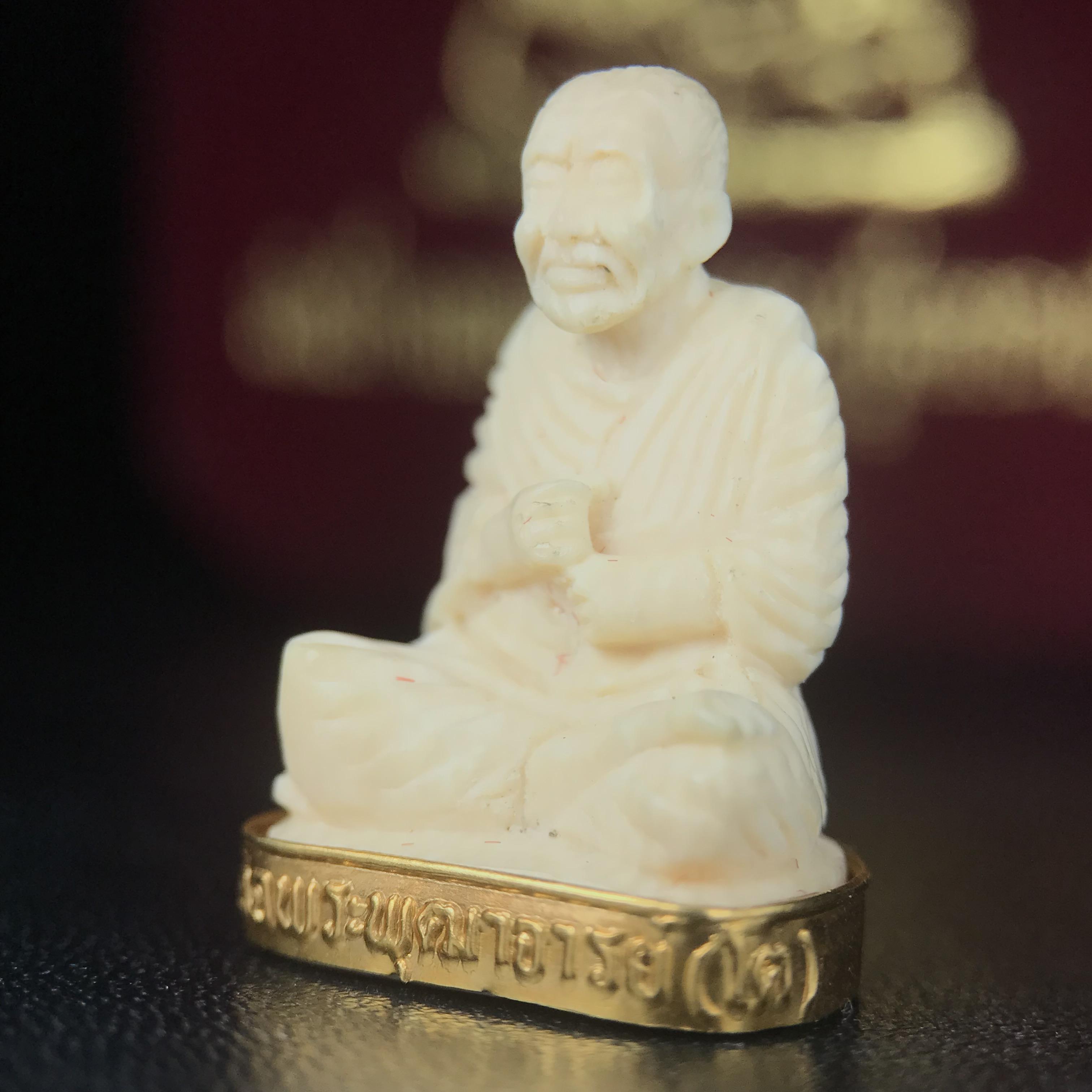 สมเด็จพระพุฒาจารย์ (โต พรหมรังสี) รุ่นคชสารหมื่นปี พ.ศ.2542 พิมพ์ลอยองค์(ฐานหุ้มทองคำ) ตอกโค๊ตและหมายเลข ๑๒๑๔ สภาพสวยสมบูรณ์กล่องบรรจุเดิมครบ (เลขสวยผลรวมได้แปด มีกินมีใช้ไม่มีหมด)(1ใน 9999 องค์)หายากพบเจอน้อยมาก