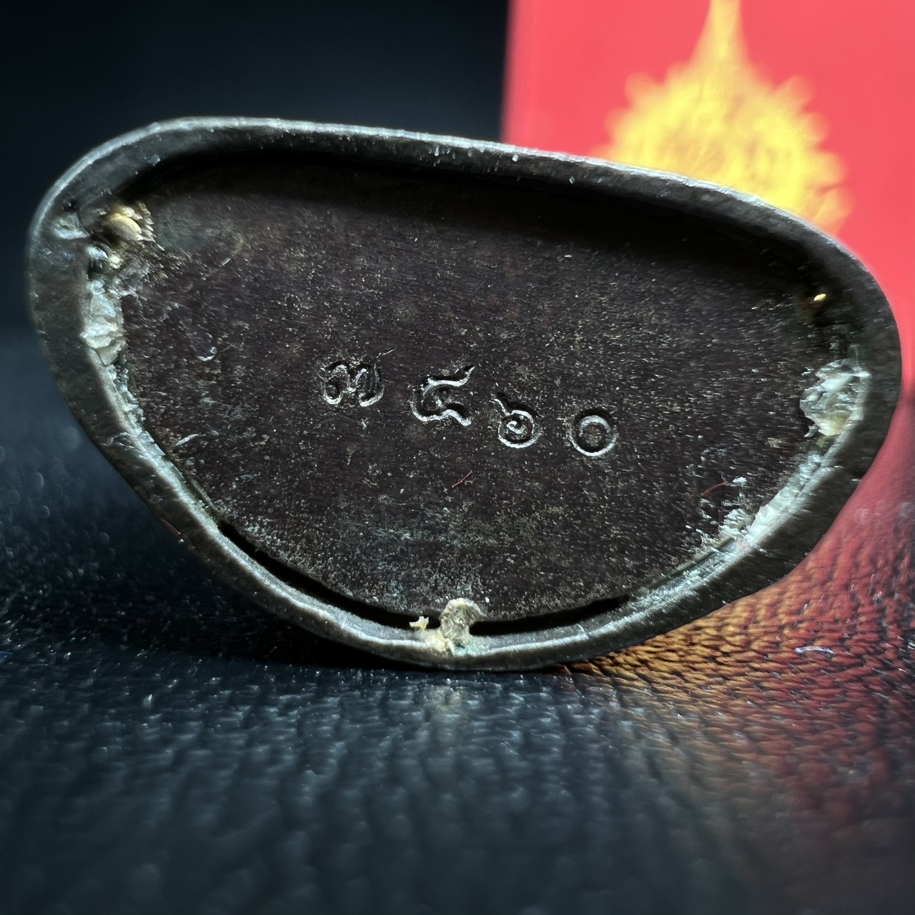 พระกริ่งไพรีพินาศ เฉลิมพระเกียรติ พระบาทสมเด็จพระเจ้าอยู่หัวรัชกาลที่9 พระชนมพรรษา 6 รอบ ปี2542 เนื้อนวโลหะผสมทองคำ(บรรจุเหล็กไหล)ดีนอก-ดีใน