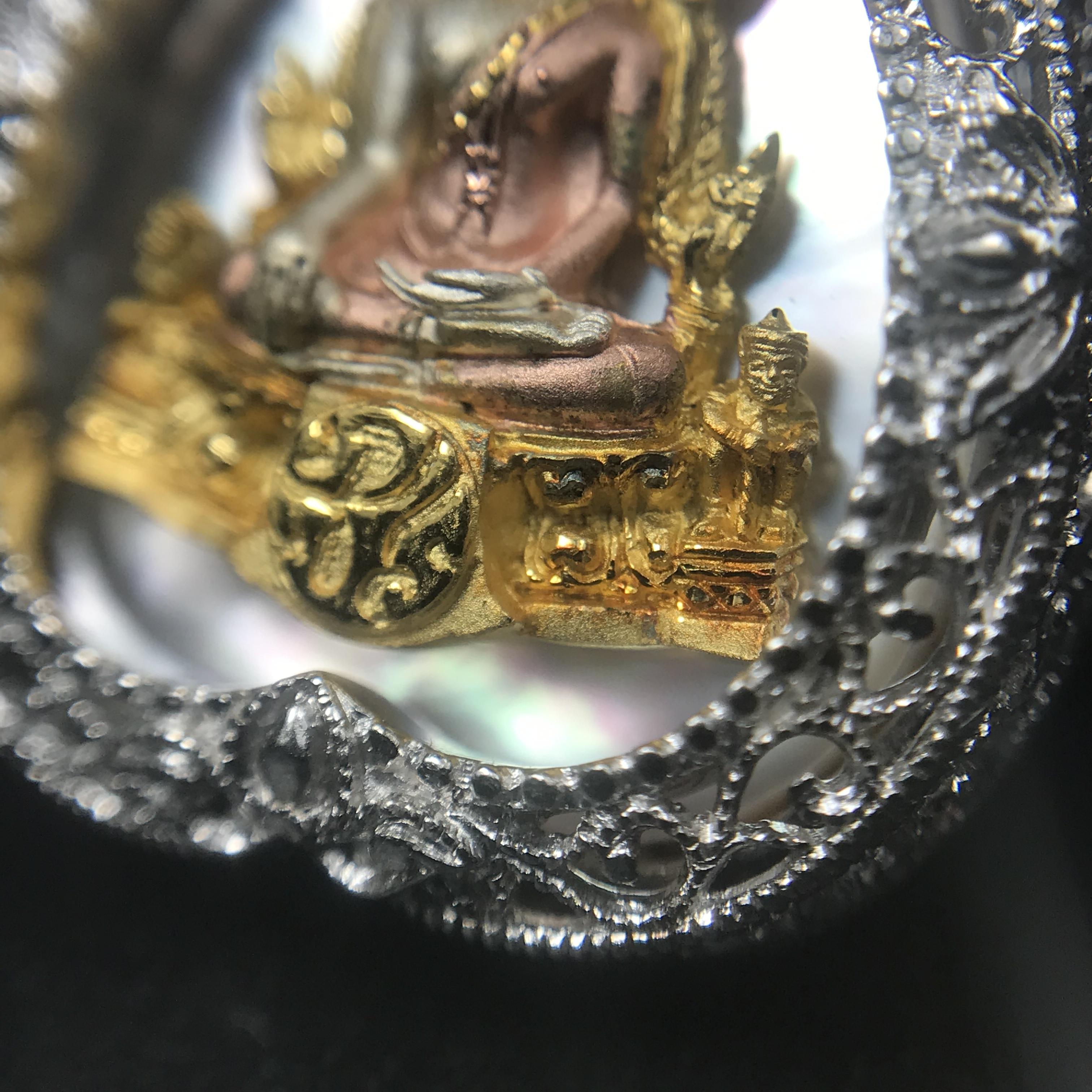 พระพุทธชินราช ภปร. โครงการ "เพราะแผ่นดินนี้ คือ แผ่นดินเกิด" ปี2548(รุ่นแรก) เหรียญทรงใบโพธิ์ ขนาด 21 x 29 มม. เนื้อเงินสามกษัตริย์ องค์พระชุบสามกษัตริย์ ล้อมด้วยกรอบเงินชุบทองคำขาวสลักเสลาเป็นลวดลายละเอียดอ่อน ส่วนพื้นองค์พระเป็นเปลือกหอยมุข