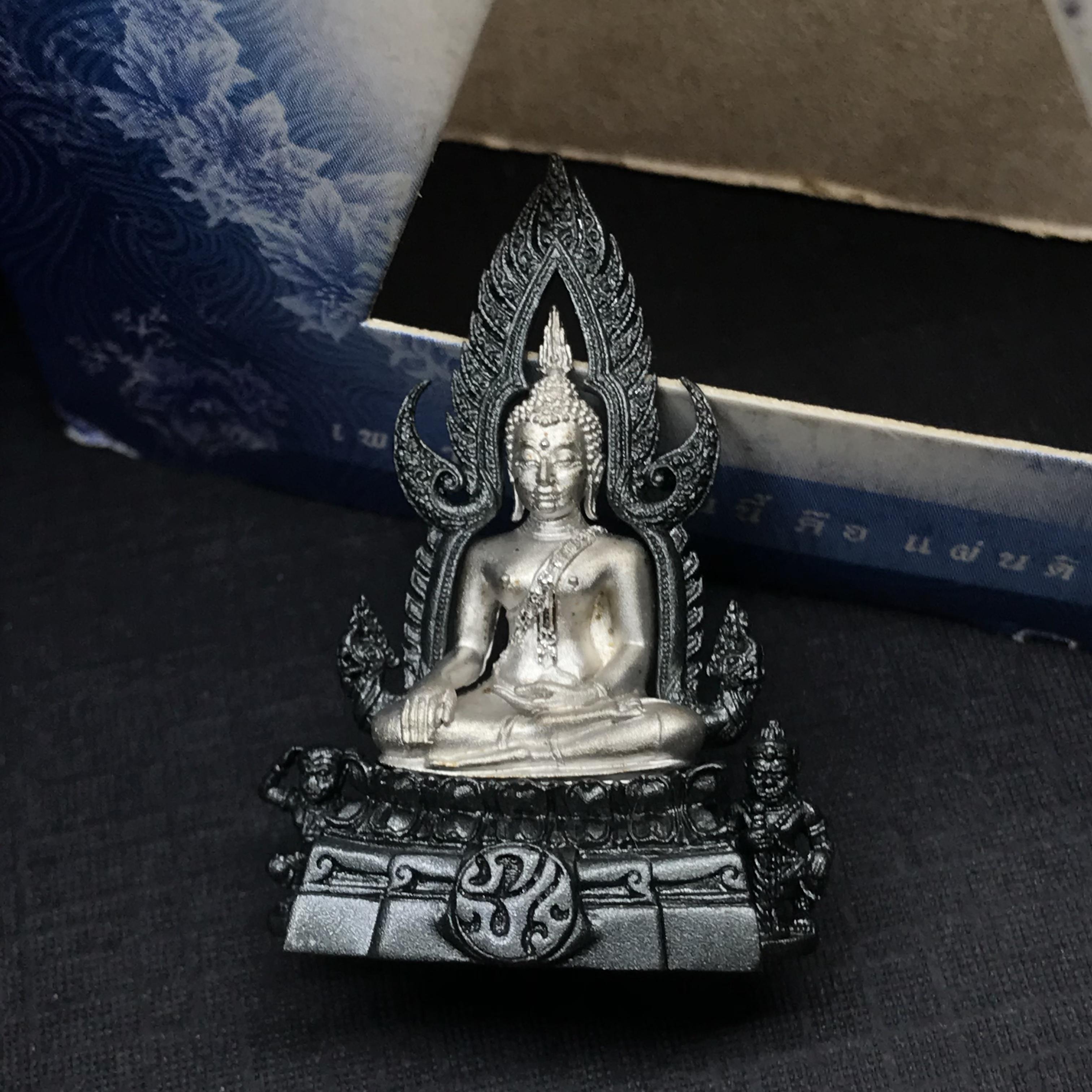 พระพุทธชินราช ภปร โครงการ เพราะแผ่นดินนี้คือแผ่นดินเกิด เนื้อเงินชุบทองคำขาว ซุ้มรมดำ ปี2551 ขนาดหน้าตัก1/2นิ้ว (สวยงามหายาก)