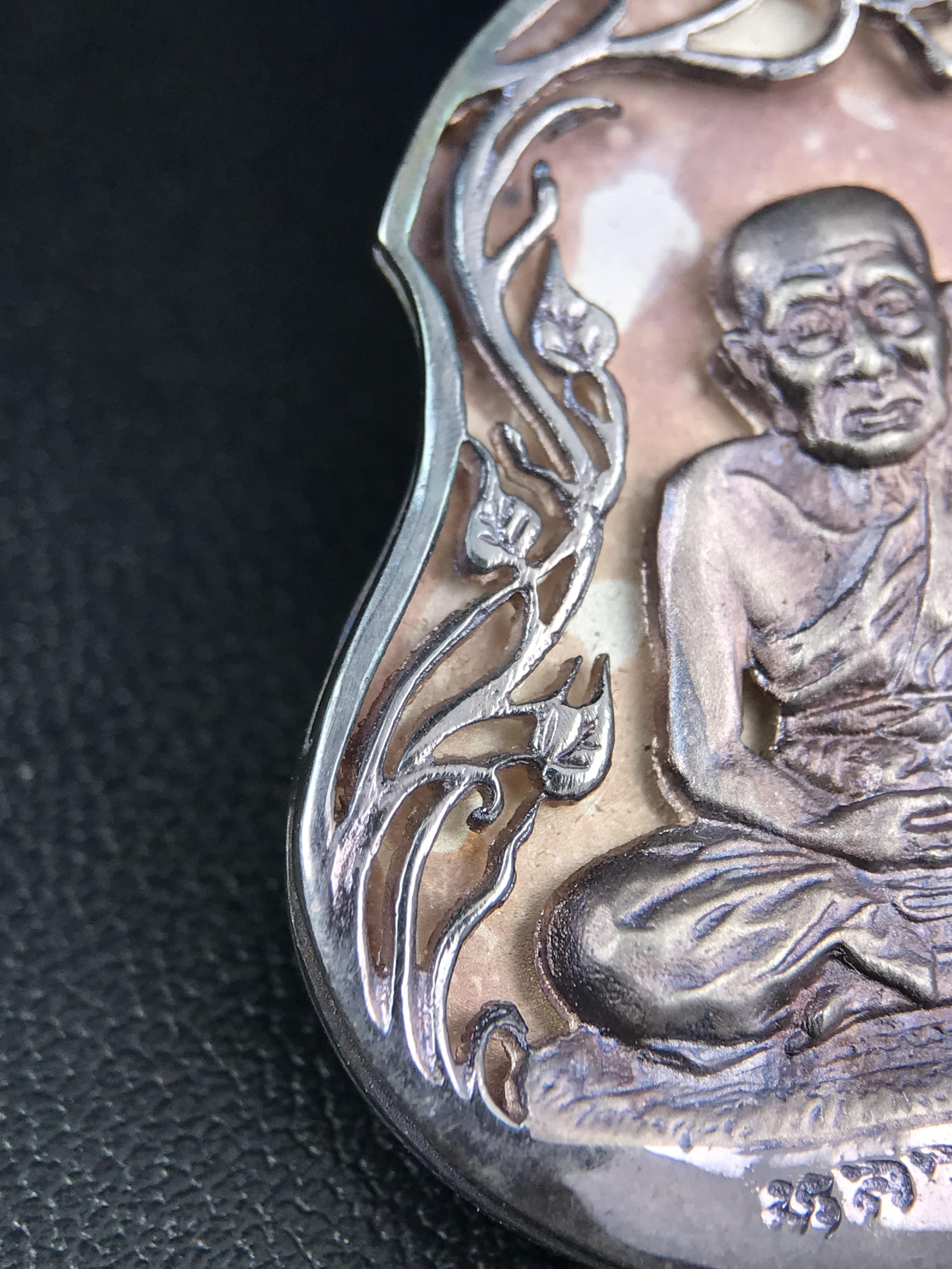 เหรียญหลวงปู่ทวด พระนามาภิไธย สก. แบบงานฉลุโบราณ(HAND MADE) ปี 2544 เนื้อเงิน(ผิวเดิมขึ้นสีรุ้งออกม่วงธรรมชาติสวยมาก) พิธีปลุกเสก ณ อุโบสถวัดช้างให้ และ พิธีมังคลาภิเษก ณ พระอุโบสถ วัดพระศรีรัตนศาสดาราม(วัดพระแก้ว) (1 ใน 2000 เหรียญ)พบเจอน้อยหายากมาก