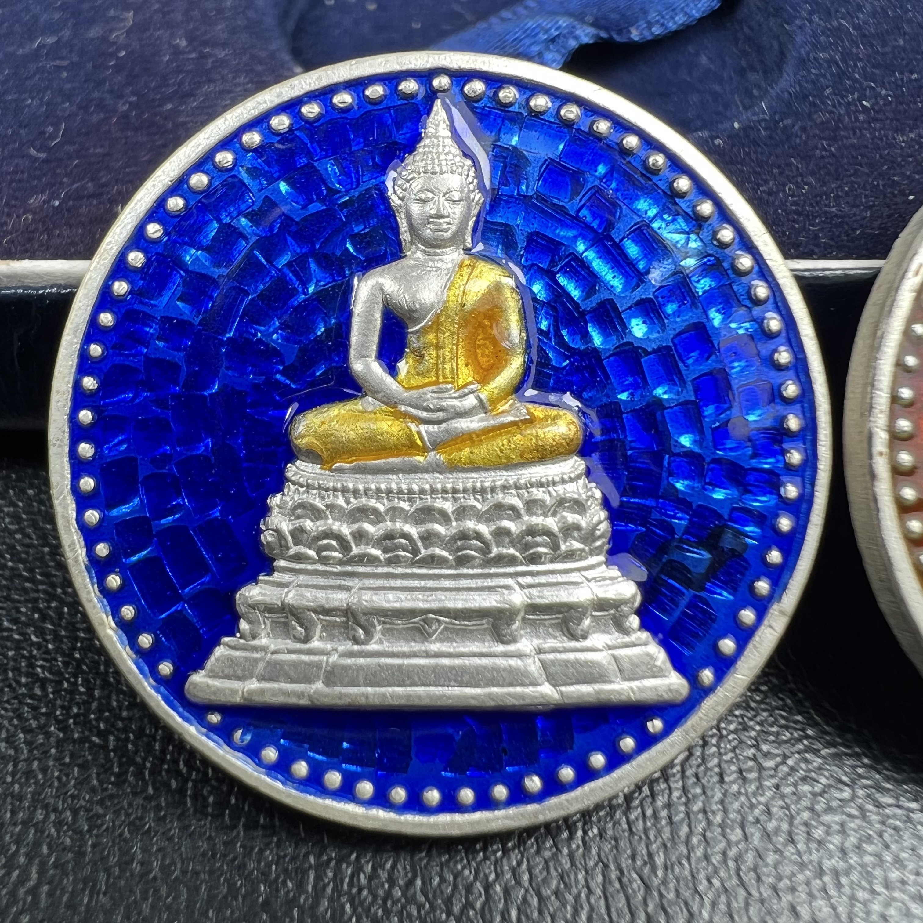 พระพุทธคมนาคมบพิธ (พระพุทธสิหิงค์จำลอง)(พระพุทธรูปประจำกระทรวงคมนาคม) หลังตรา ภปร. ครบรอบ 84 ปี กระทรวงคมนาคม พ.ศ.2539 ชุดเหรียญเนื้อเงินลงยา ขนาด 2.8 ซม. ครบชุดห้าสีพร้อมกล่องบรรจุเดิม ปลุกเสก ณ วัดพระแก้ว พิธีใหญ่