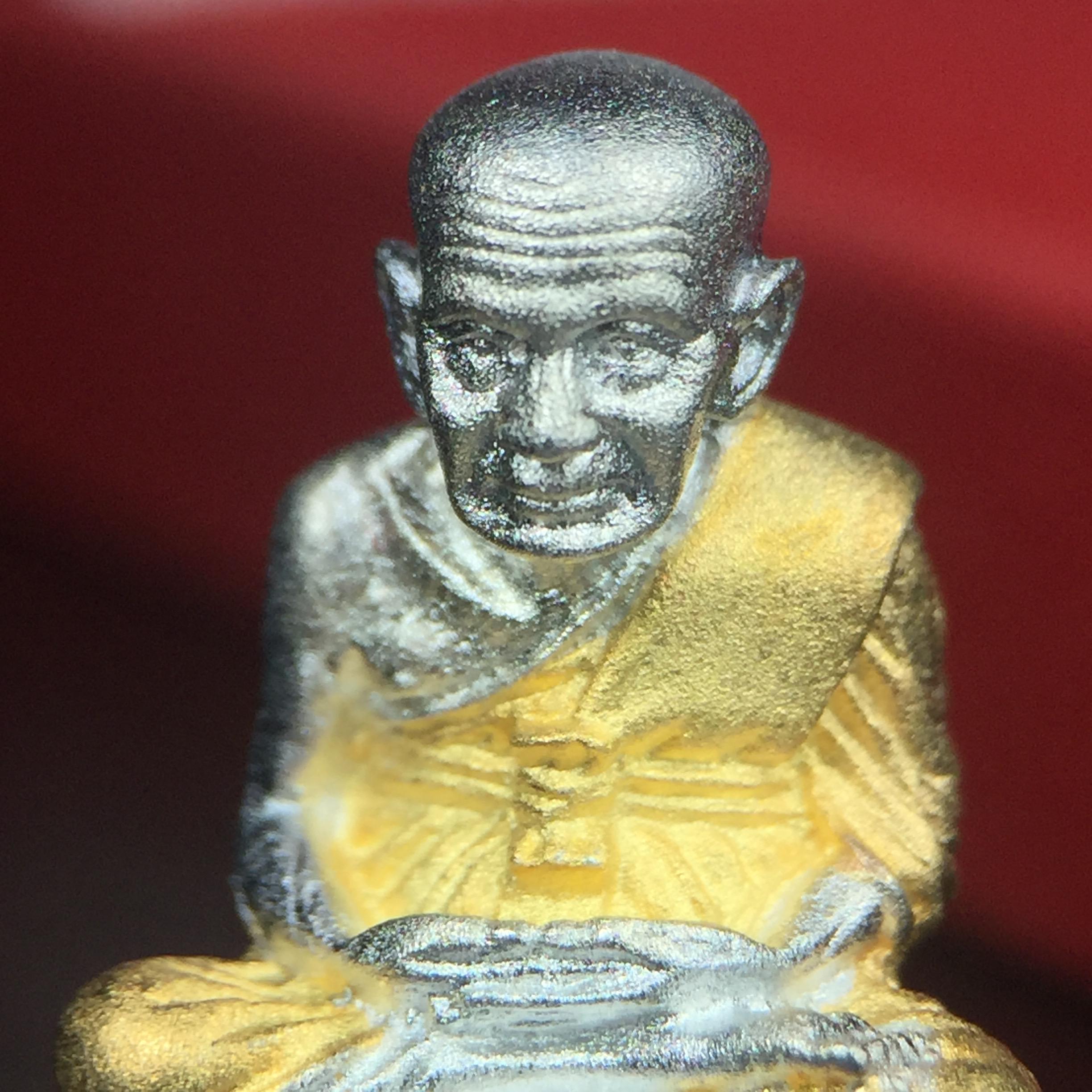 สมเด็จหลวงปู่ทวด วัดช้างให้ รุ่น เฉลิมพระเกียรติ ตราสัญลักษณ์ มวก. พิมพ์ลอยองค์เนื้อเงิน-สามกษัตริย์ ปี 2544 พิธีพุทธาภิเษกใหญ่ ณ อุโบสถวัดช้างให้และอุโบสถวัดพระศรีรัตนศาสดาราม ( วัดพระแก้ว )โดยนิมนต์เกจิชื่อดังสายใต้ทั้งหมดจำนวน 108 รูป