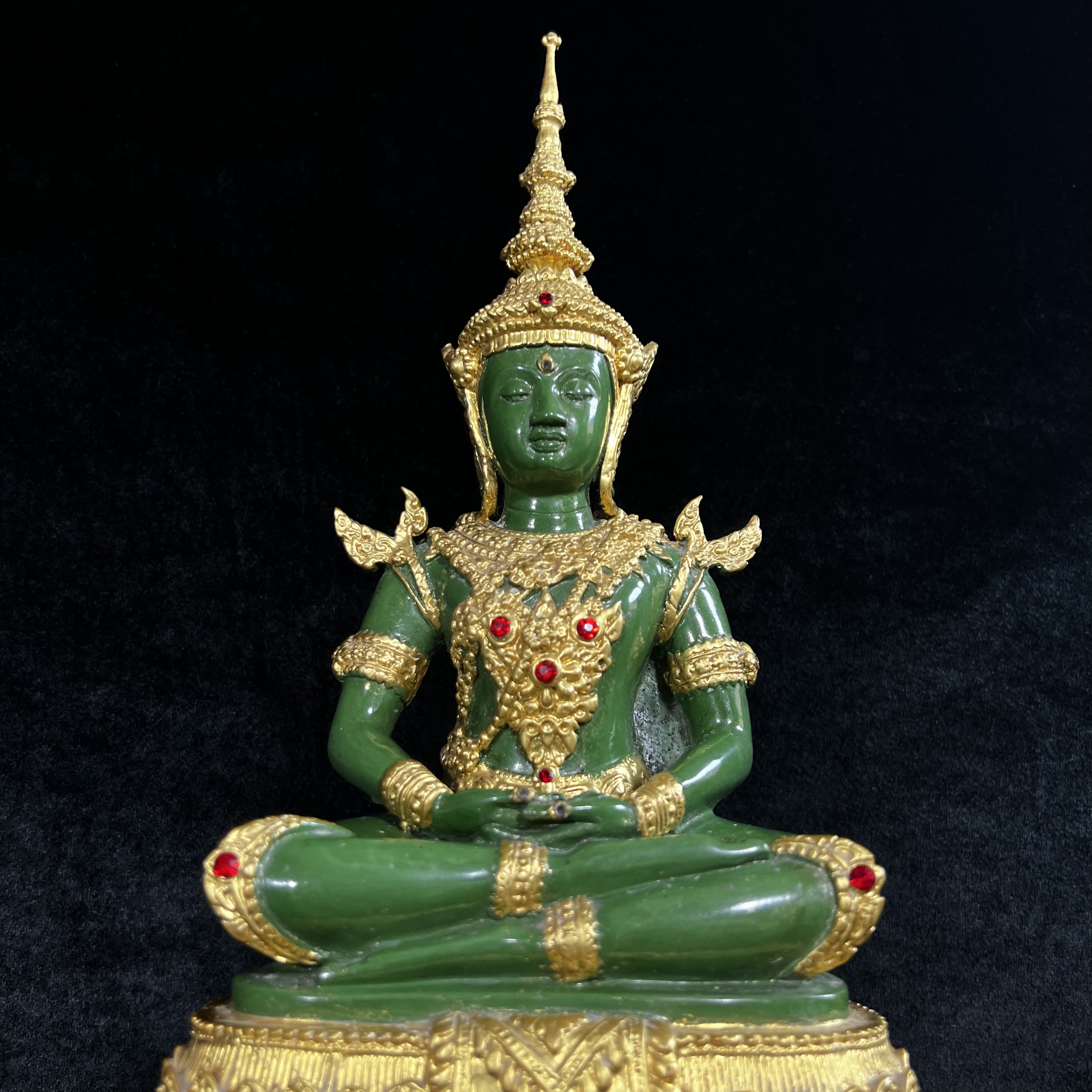 พระพุทธมหามณีรัตนปฏิมากร (จำลอง)พระแก้วมรกต วัดพุทธไทยถาวรวนาราม นครนิวยอร์ก ตรา ภปร. 6รอบ 72พรรษา ในหลวงรัชกาลที่9 ปี2542 ขนาดบูชาหน้าตัก 5นิ้ว หล่อเนื้อโลหะ(ในหลวงรัชกาลที่9 เสด็จเจิมพระสุหร่าย)(1ใน999องค์)