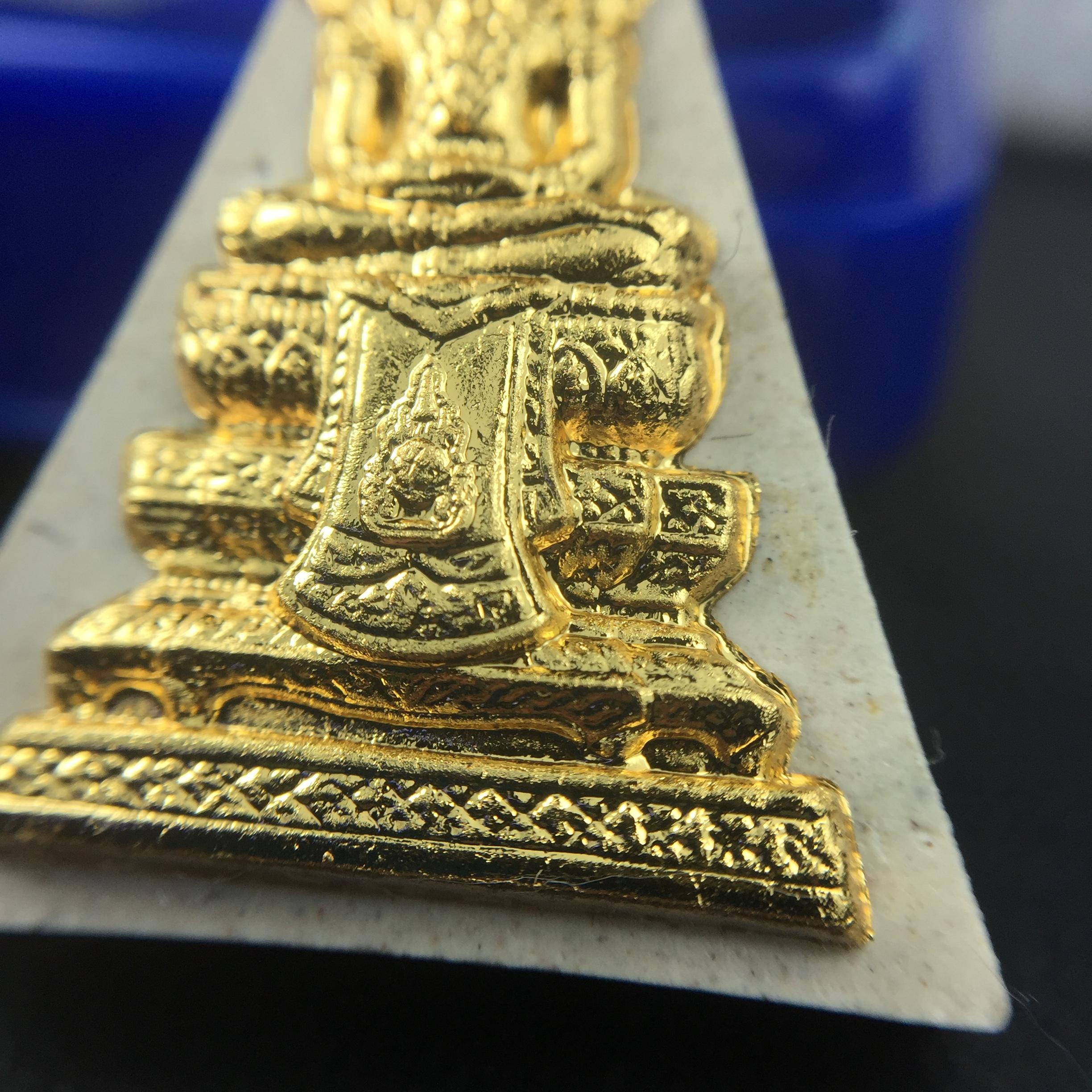 พระแก้วมรกต(จำลอง)ทรงเครื่องฤดูร้อน พระผงบูชา ด้านหน้าปิดทอง ด้านหลังตราฉลองสิริราชสมบัติครบ 60ปี เนื้อเงินขึ้นสีรุ้งธรรมชาติสร้างสรรค์งดงาม(รุ่นนี้ได้พระราชทานเส้นพระเจ้า(เส้นผม)รัชกาลที่9ในการจัดสร้าง)***องค์นี้พิเศษมองเห็นเส้นผมติดอยู่ด้านหลังชัดเจน***