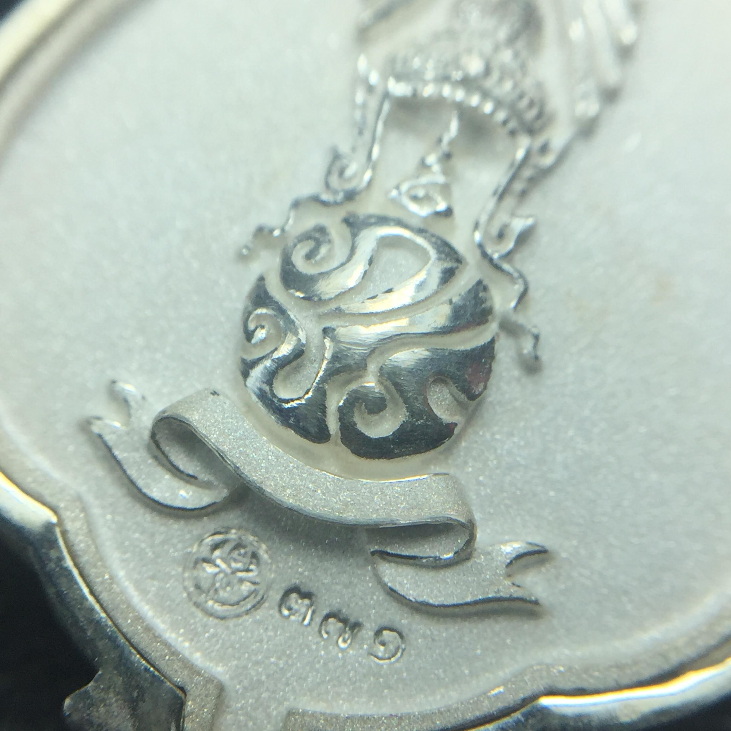 พระแก้วมรกต ภปร. ปี2547 จัดสร้างโดย รพ.ภูมิพลฯ เนื้อเงิน เหรียญทรงดอกบัว(1ใน3000องค์)