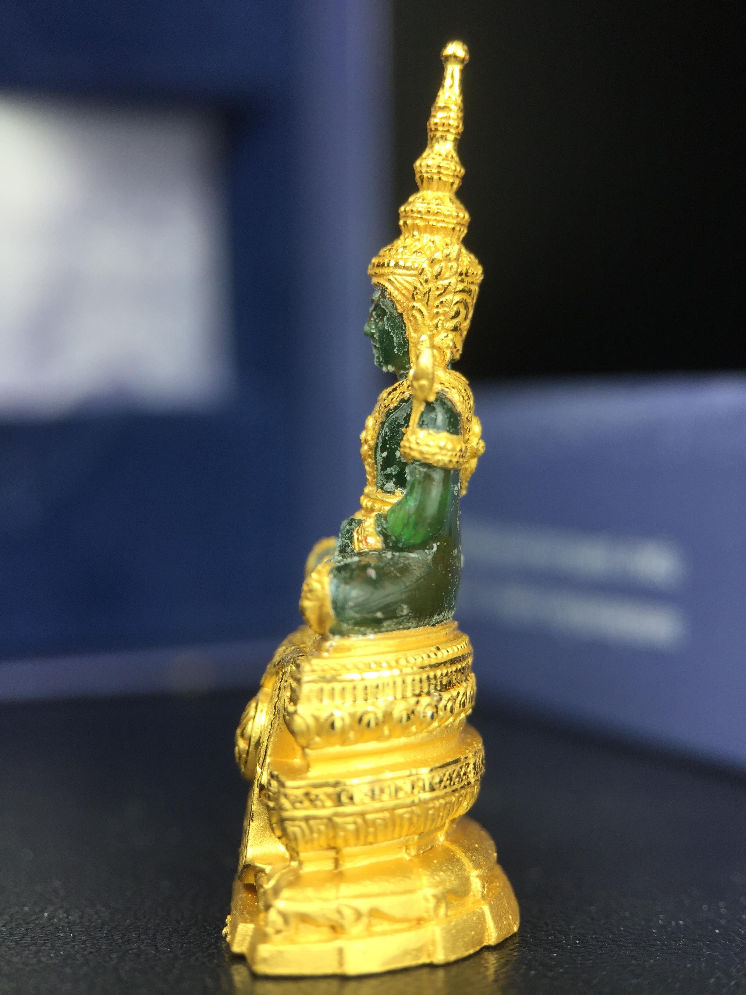 พระแก้วมรกต ภปร. จัดสร้างโดย รพ.ภูมิพลฯ ปี2547 ลอยองค์ขนาดหน้าตัก 1/2 นิ้ว เนื้อเรซิ่นหุ้มทองคำ99.99 งดงามทรงคุณค่าอีกหนึ่งรุ่นยอดนิยม หายาก
