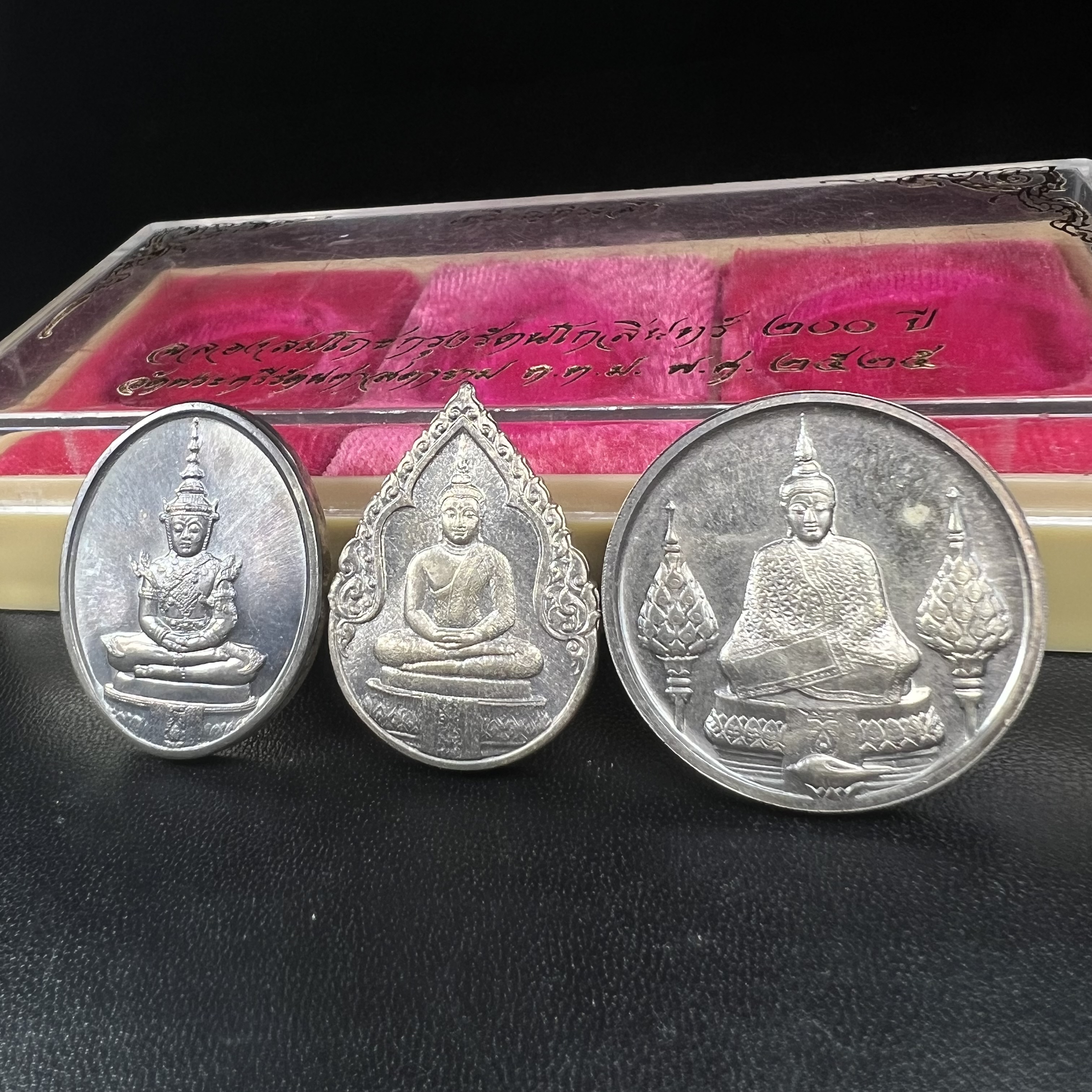 เหรียญพระแก้วมรกตหลัง ภปร. ฉลองกรุงรัตนโกสินทร์ครบ 200 ปี พ.ศ.2525 เนื้อเงิน(ผิวเดิมสวย)กล่องบรรจุเดิมครบ 3พิมพ์ ร้อน ฝน หนาว(บล็อกแรกไม่มีพระราชศรัธานิยม)(ในหลวงรัชกาลที่9 เสด็จในพิธี)พระคู่บ้านคู่เมือง...พระดี...พิธีใหญ่(บล็อกแรกครบชุด ผิวเดิม หายาก)