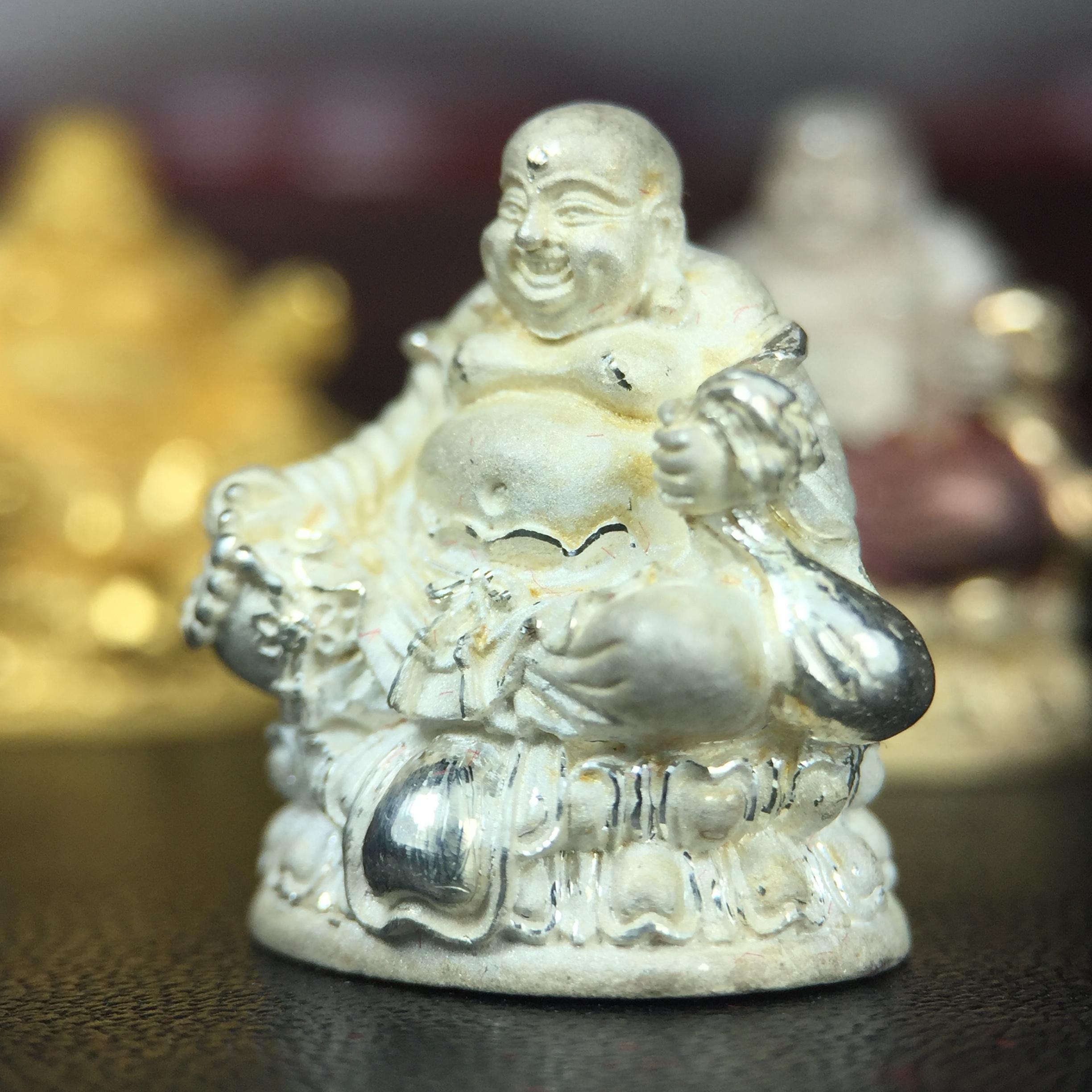 รูปหล่อลอยองค์ พระศรีอริยะเมตตรัยโพธิสัตว์(พระสังกัจจายน์)ชุดทองคำ(เนื้อทองคำ(15.44 กรัม)+เนื้อเงินสามกษัตริย์+เนื้อเงิน) โครงการสร้าง พระศรีอริยะเมตตรัยมหาโพธิสัตว์ น้อมถวายพระบาทสมเด็จพระเจ้าอยู่หัว ทรงครองศิริราชสมบัติครบ 50 ปี วัดโพธิ์แมนคุณาราม