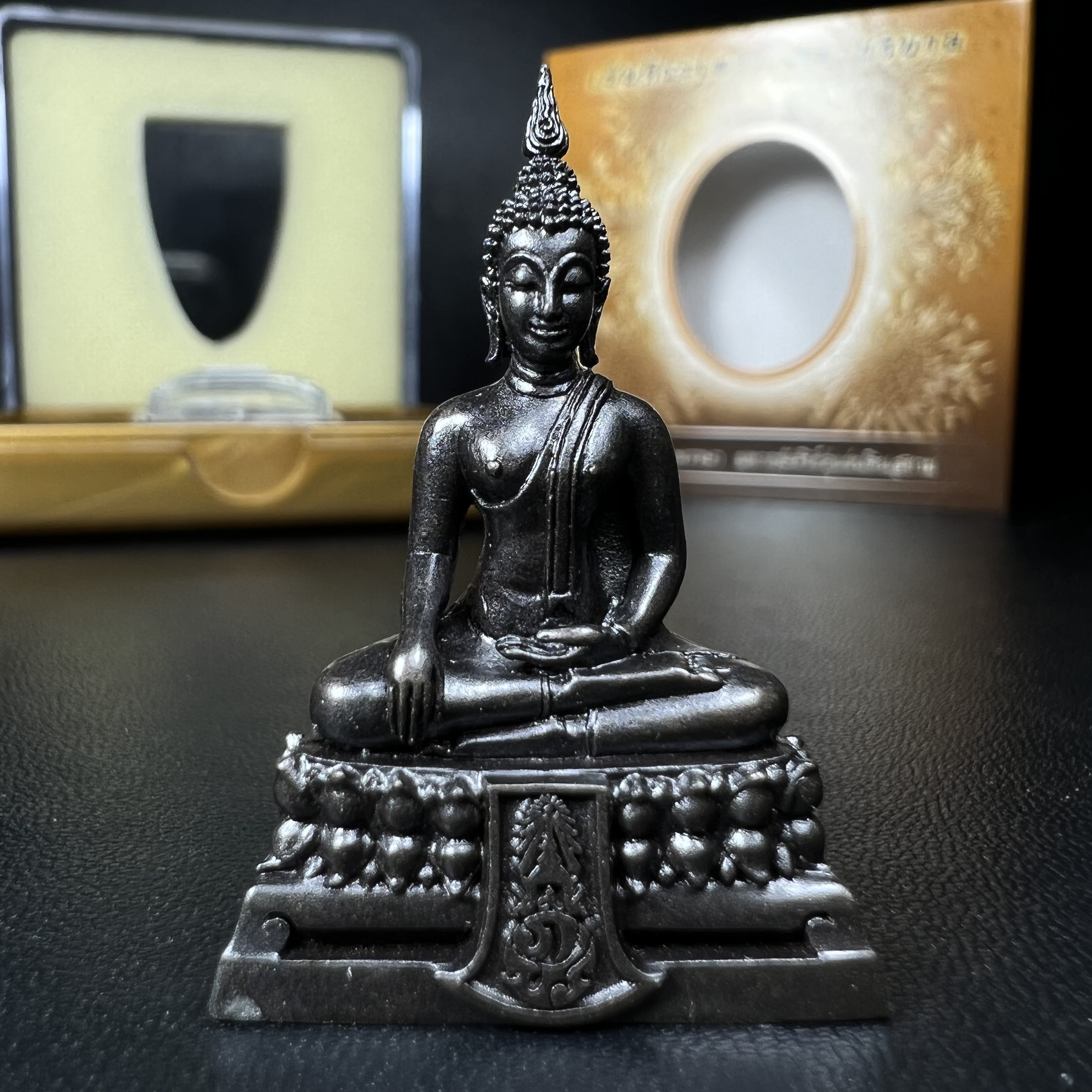 พระพุทธรูปคุ้มเกล้า ภปร. มหามงคล 80พรรษา “รุ่นเย็นศิระเพราะพระบริบาล 80พรรษา มหากษัตริย์คู่แผ่นดินสยาม” เนื้อนวโลหะรมดำ พิมพ์ใหญ่ ขนาด 18*35 มม.(โลหะชนวนพระ ภ.ป.ร.2508 และผงตะไบพระกริ่งปวเรศ 2530 มาร่วมในการจัดสร้างด้วย)