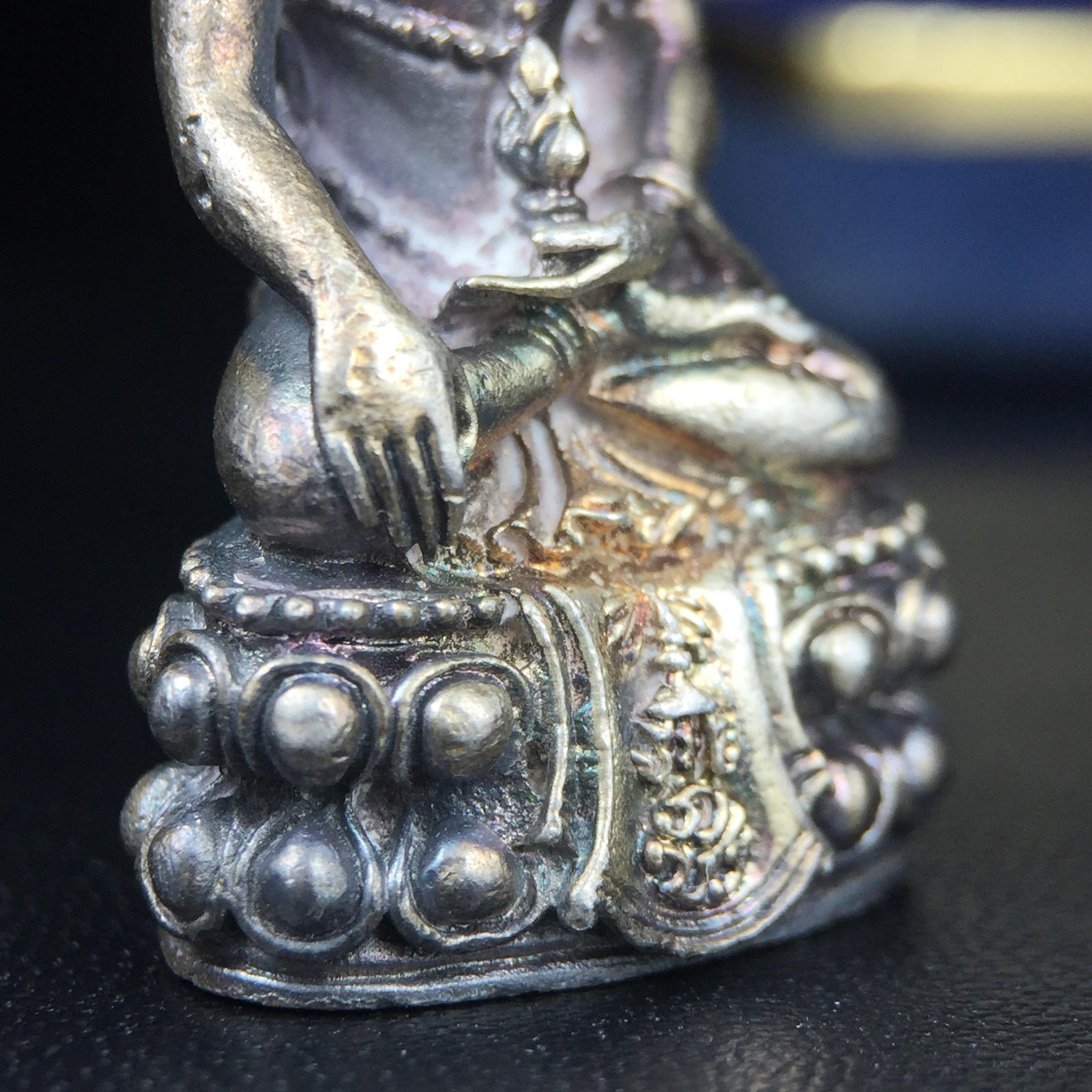 พระกริ่งศิรากาศ ภปร.(พระกริ่งคุ้มเกล้า)วัตถุมงคล"คุ้มเกล้าฯ" มูลนิธิ “คุ้มเกล้า” ในพระบรมราชูปถัมภ์ จัดสร้าง โรงพยาบาลภูมิพล เนื้อเงิน(พิมพ์หน้าไทย)(สภาพผิวเดิมขึ้นน้ำทองรุ้งๆทั่วองค์สวยมาก มาพร้อมกล่องบรรจุเดิมแบบนี้หายาก)(รัชกาลที่9เสด็จเททอง)