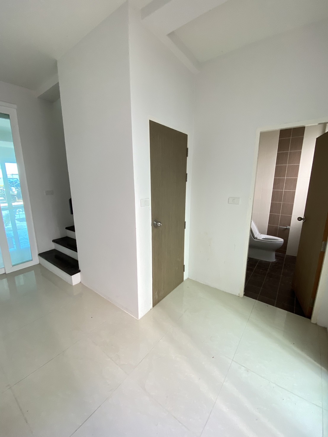 For Sales : Sea front, 2-Story commercial buildings, 3 Bedroom 6 Bathroom