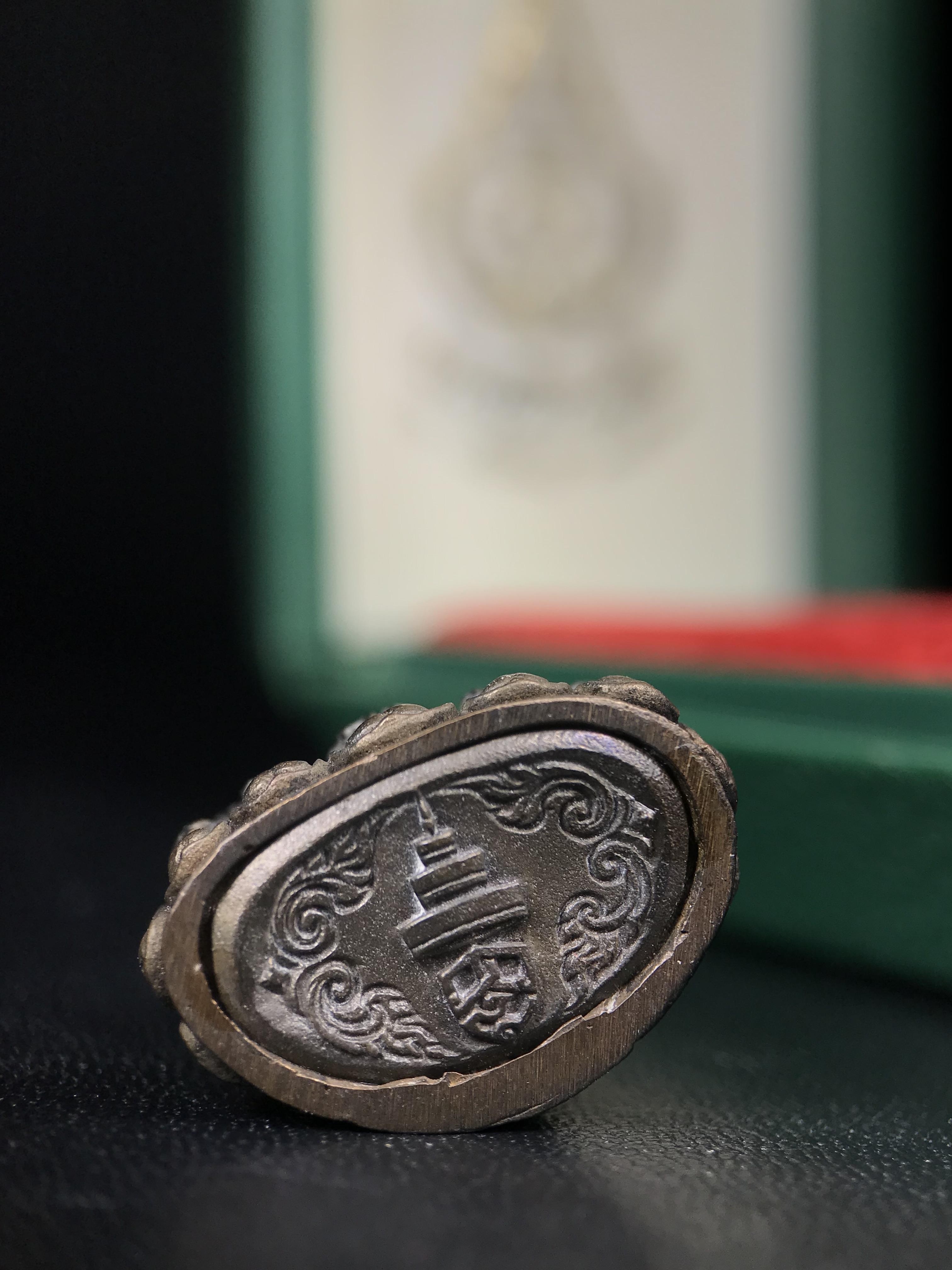 พระกริ่งวาสนา สมเด็จพระสังฆราช(วาสน์)วัดราชบพิธฯ ปี 2531 เนื้อนวโลหะ สร้างเป็นที่ระลึกในคราวที่สมเด็จพระอริยวงศาคตญาณ สมเด็จพระสังฆราช(วาสน์ วาสโน)มีพระชนมายุครบ90พรรษา(ในหลวง ร.9 เสด็จในพิธี)งานแกะแม่พิมพ์โดย นายช่างเกษม มงคลเจริญ)(1ใน1991องค์)