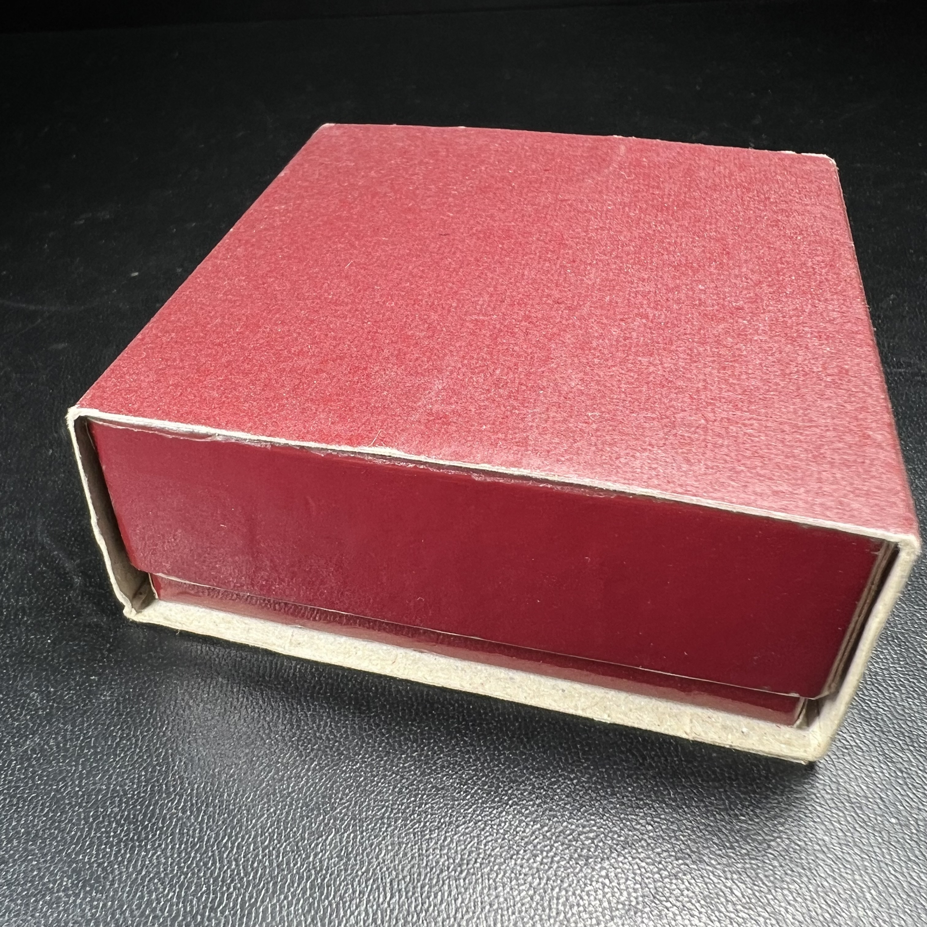 พระแก้วมรกต ภปร.(รุ่นแรก) ปี2545 จัดสร้างในมหาวโรกาส พระบาทสมเด็จพระเจ้าอยู่หัวรัชกาลที่ 9 ครบรอบ 75 พรรษา และฉลองกรุงรัตนโกสินทร์ครบ 220 ปี พิมพ์ลอยองค์ใหญ่ เนื้อเงินบริสุทธิ์ 92.5%(สามกษัตริย์) ขนาด 19*35 มม. พร้อมกล่อง สวยครบสมบูรณ์(องค์หมายเลข ๓๓๘๗)