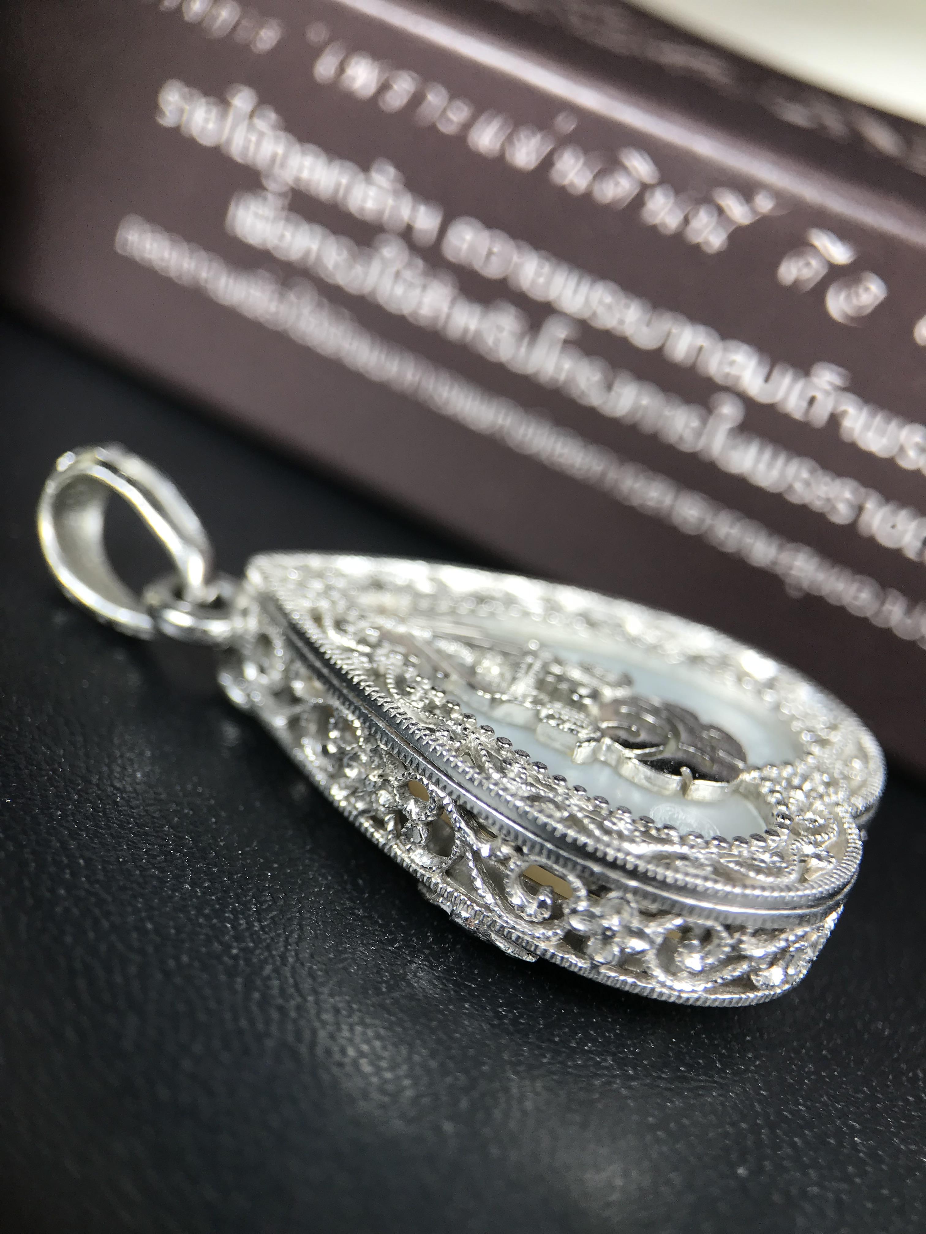 พระพุทธชินราช ภปร. โครงการ "เพราะแผ่นดินนี้ คือ แผ่นดินเกิด" ปี 2548(รุ่นแรก) เหรียญทรงใบโพธิ์ ขนาด 21 x 29 มม. เนื้อเงินสามกษัตริย์ องค์พระชุบสามกษัตริย์ ล้อมด้วยกรอบเงินชุบทองคำขาวสลักเสลาเป็นลวดลายละเอียดอ่อน ส่วนพื้นองค์พระเป็นเปลือกหอยมุข