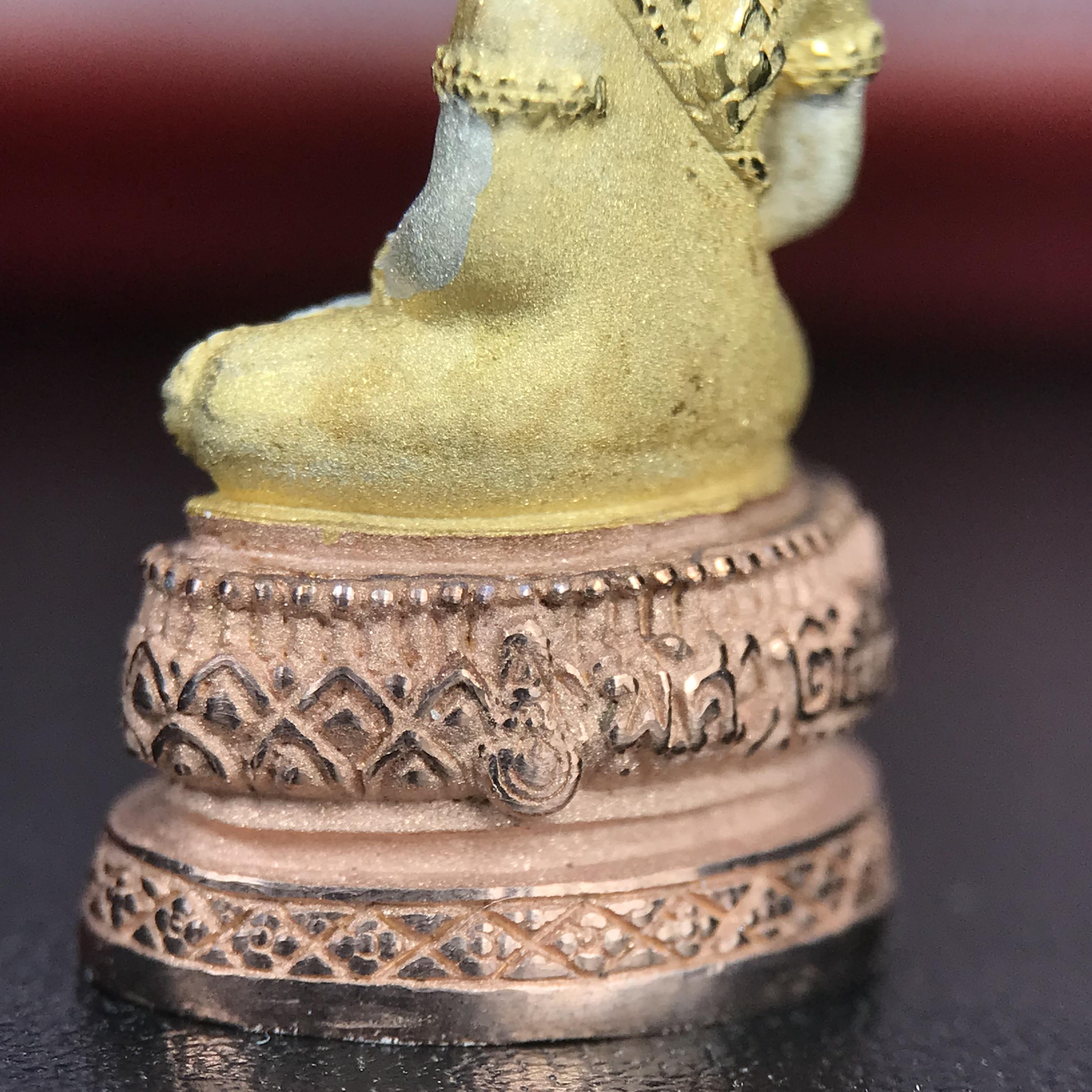 พระแก้วมรกต ภปร.(รุ่นแรก) ปี2545 จัดสร้างในมหาวโรกาส พระบาทสมเด็จพระเจ้าอยู่หัวรัชกาลที่ 9 ครบรอบ 75 พรรษา และฉลองกรุงรัตนโกสินทร์ครบ 220 ปี พิมพ์ลอยองค์ใหญ่ เนื้อเงินบริสุทธิ์ 92.5%(สามกษัตริย์) ขนาด 19*35 มม. พร้อมกล่อง สวยครบสมบูรณ์(องค์หมายเลข ๑๙๘)