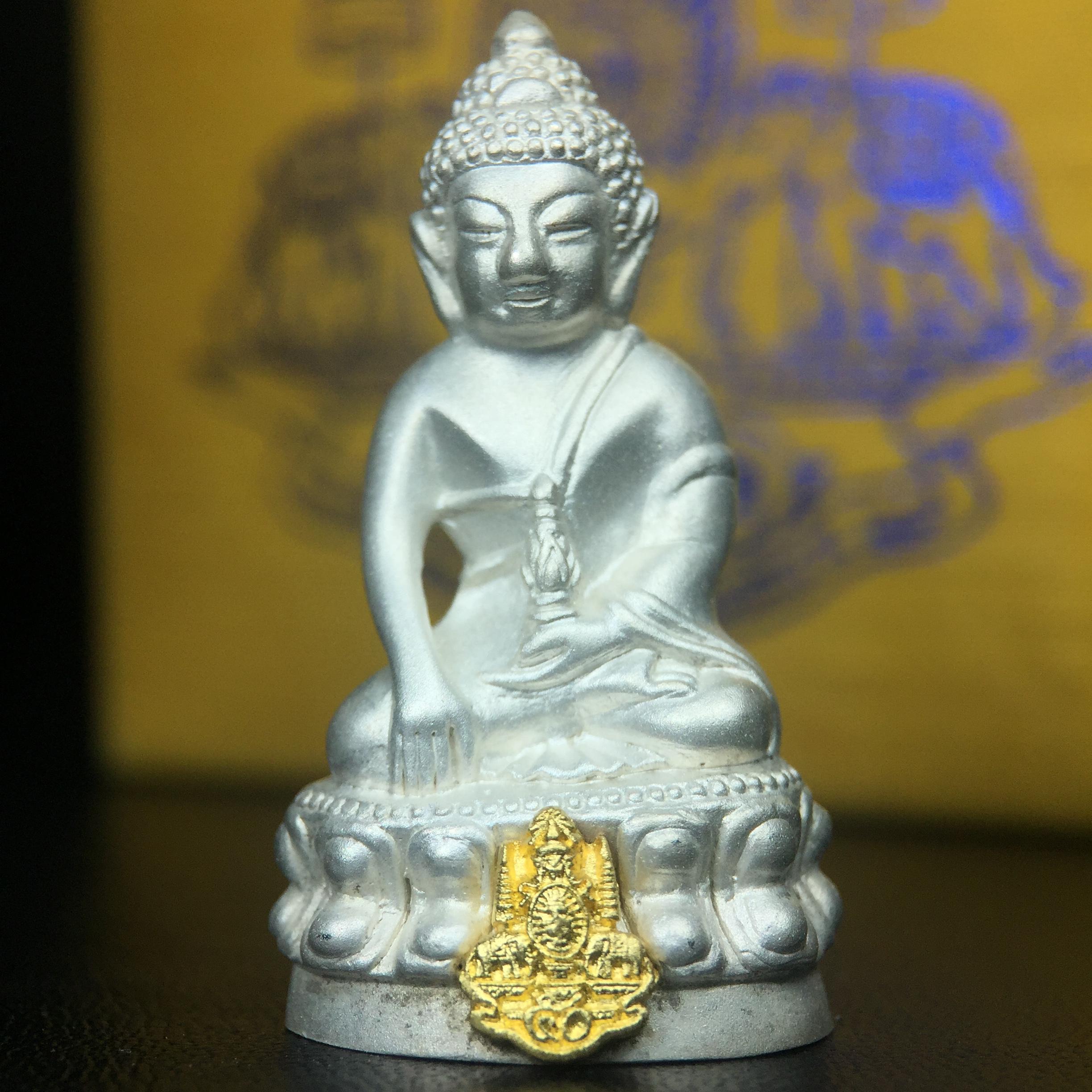 พระกริ่งสมเด็จญาณ วัดบวรนิเวศวิหาร เนื้อเงินบริสุทธิ์ 92.5% ตรากาญจนาภิเษกทองคำ(เนื้อทองคำแท้) พระราชทานแจกเมื่อ 3 ตุลาคม 2538 จัดสร้างในวโรกาส สมเด็จพระญาณสังวร สมเด็จพระสังฆราช ฉลองพระชนมายุครบ 82 พรรษา และฉลองครองราชสมบัติครบ 50 ปี รัชกาลที่ 9(หายาก)