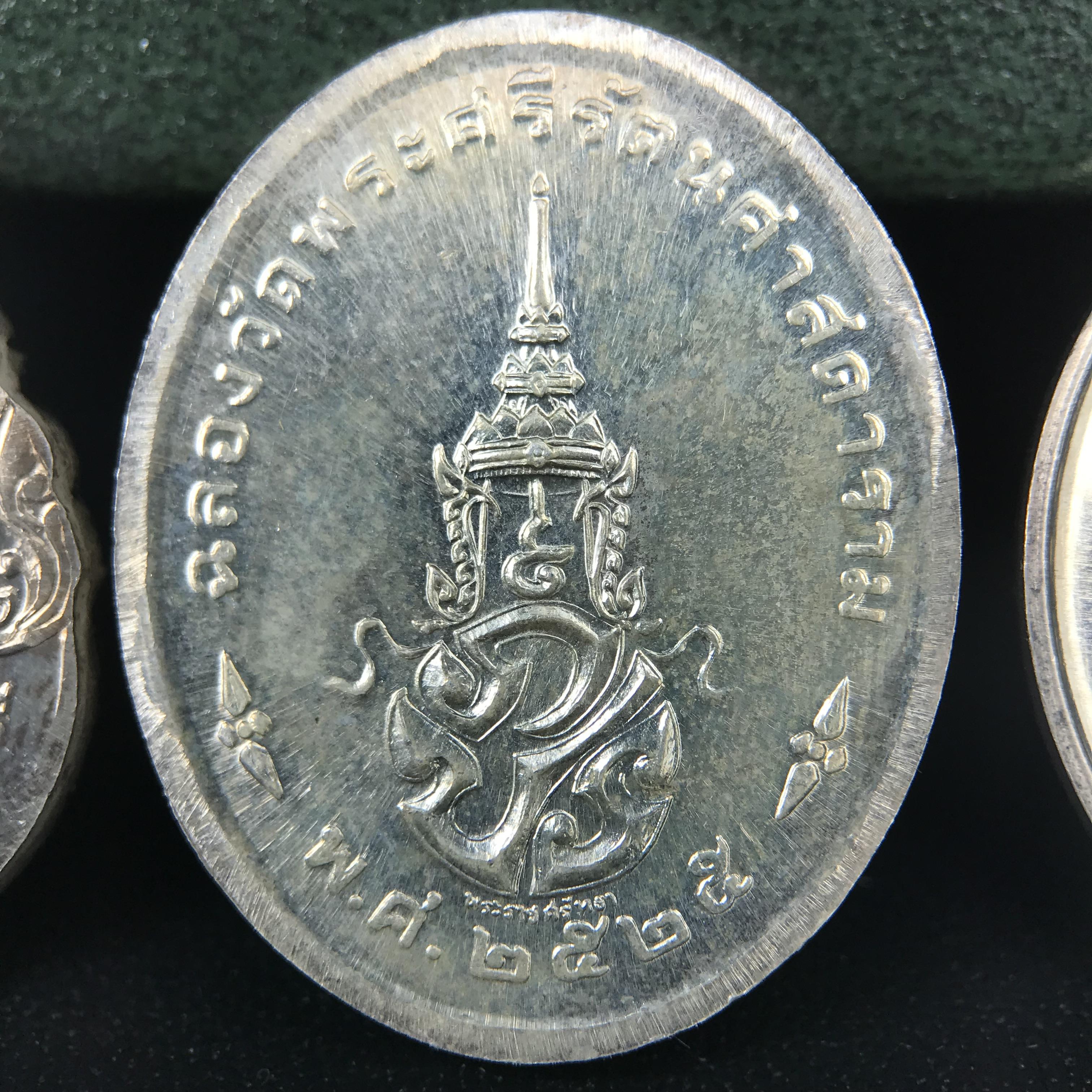 เหรียญพระแก้วมรกตหลัง ภปร. ฉลองกรุงรัตนโกสินทร์ครบ 200 ปี พ.ศ.2525 เนื้อเงินกล่องบรรจุเดิมครบ3พิมพ์(บล็อกพระราชศรัธา)(ในหลวงรัชกาลที่9 เสด็จในพิธี)พระคู่บ้านคู่เมือง...พระดี...พิธีใหญ่