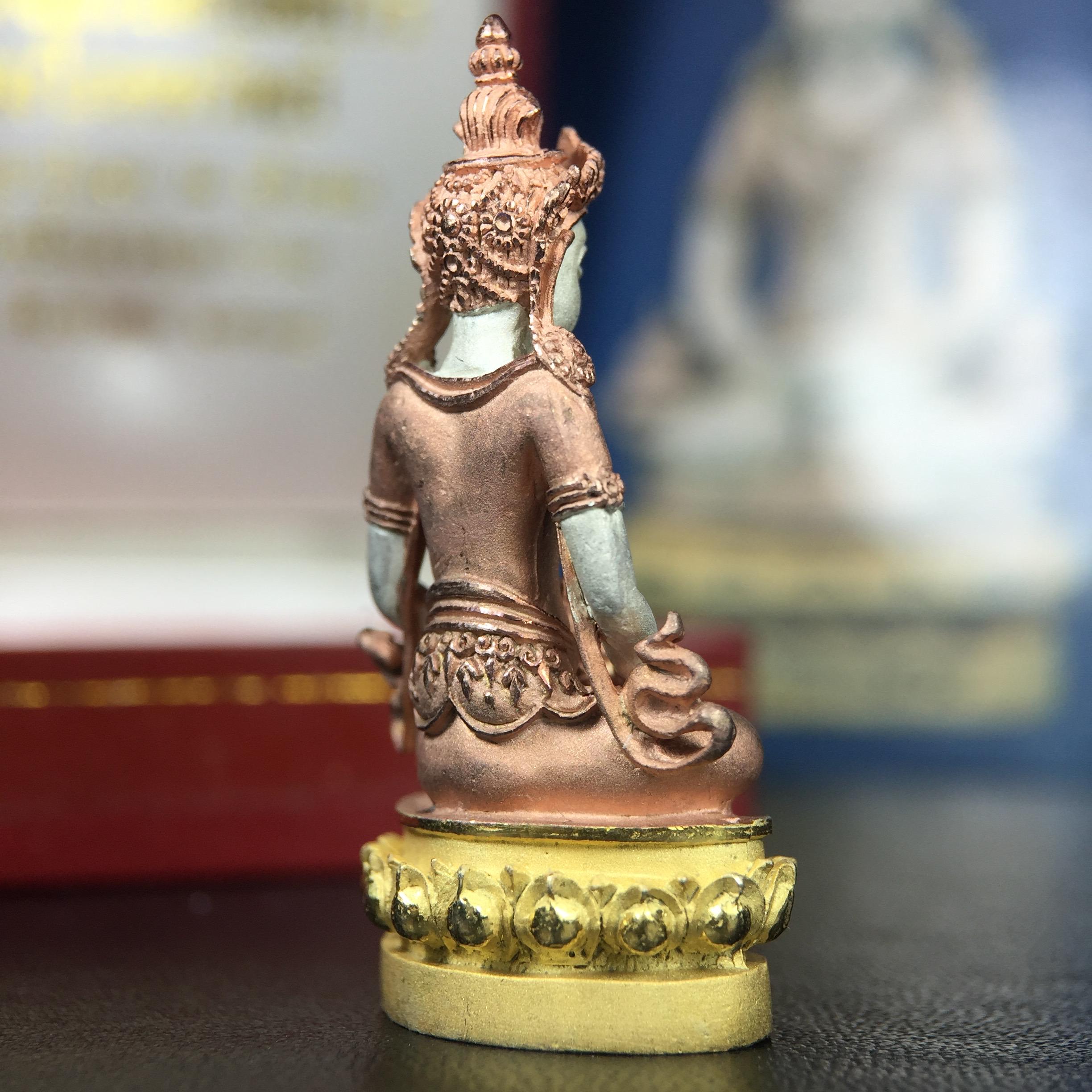 พระกริ่งอวโลกิเตศวร ( เจ้าแม่กวนอิม ) วัดโพธิ์แมนคุณาราม เนื้อเงิน 3 กษัตริย์ พ่นทราย รุ่นอุดมโภคทรัพย์ พ.ศ.2539(ผิวสวยเดิมพร้อมกล่องบรรจุการ์ดใบรับรองเดิมครบ) (อีกหนึ่งรุ่นยอดนิยม พุทธศิลป์สวยงดงาม)