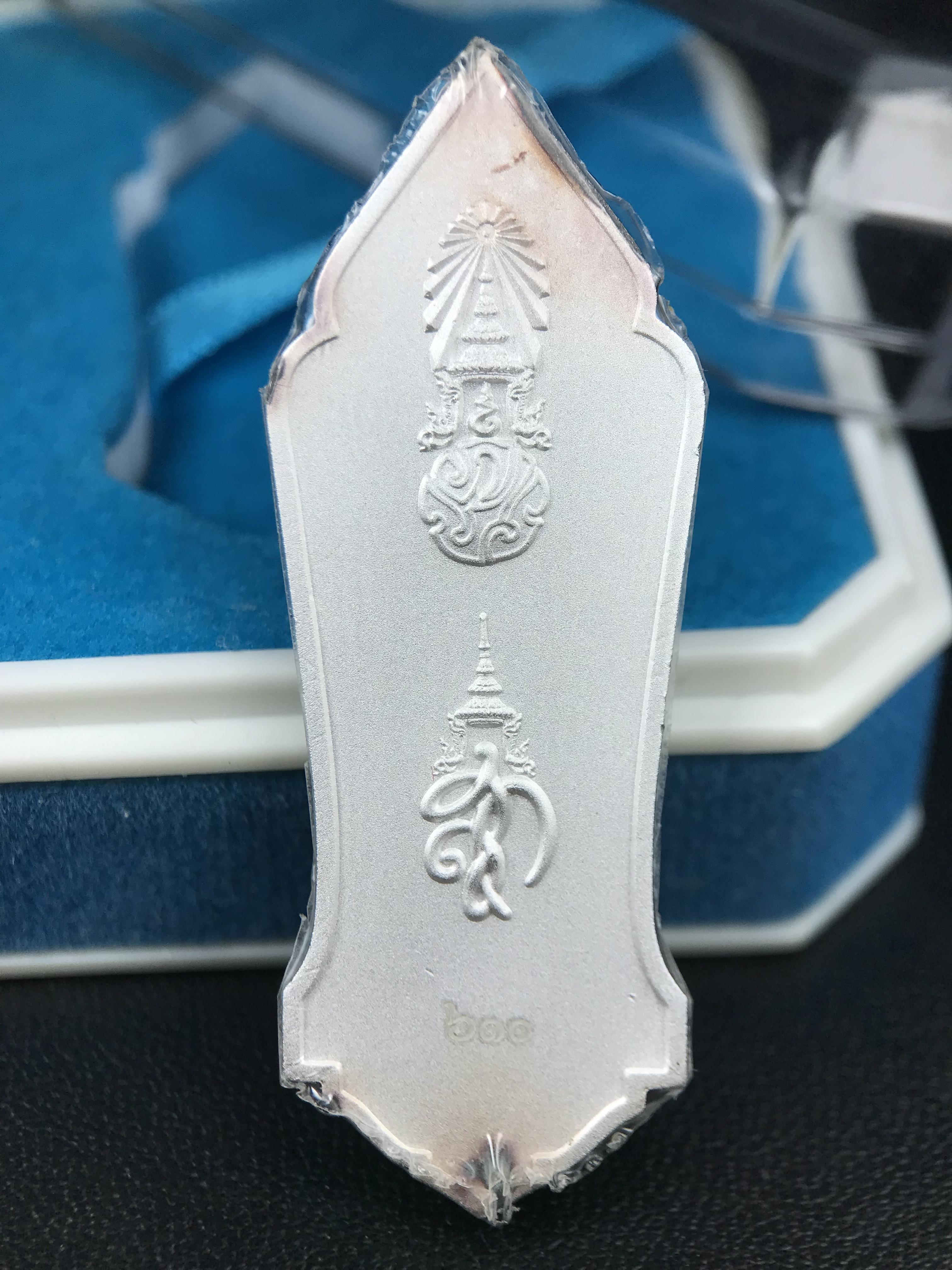 เหรียญที่ระลึกพระพุทธเมตตาประชาไทยไตรโลกนาถคันธารราฐอนุสรณ์ หลัง ภปร. และ สก. วัดทิพย์สุคนธาราม จ.กาญจนบุรี ปี 2558 เนื้อเงิน 99.99% ขนาดสูง 4.6 ซม. ที่ระลึก ร.9 พระชนมพรรษาครบ 7 รอบ และ สมเด็จพระราชินี พระชนมพรรษา 80 พรรษา พิธีใหญ่(หายาก1 ใน 999 เหรียญ)