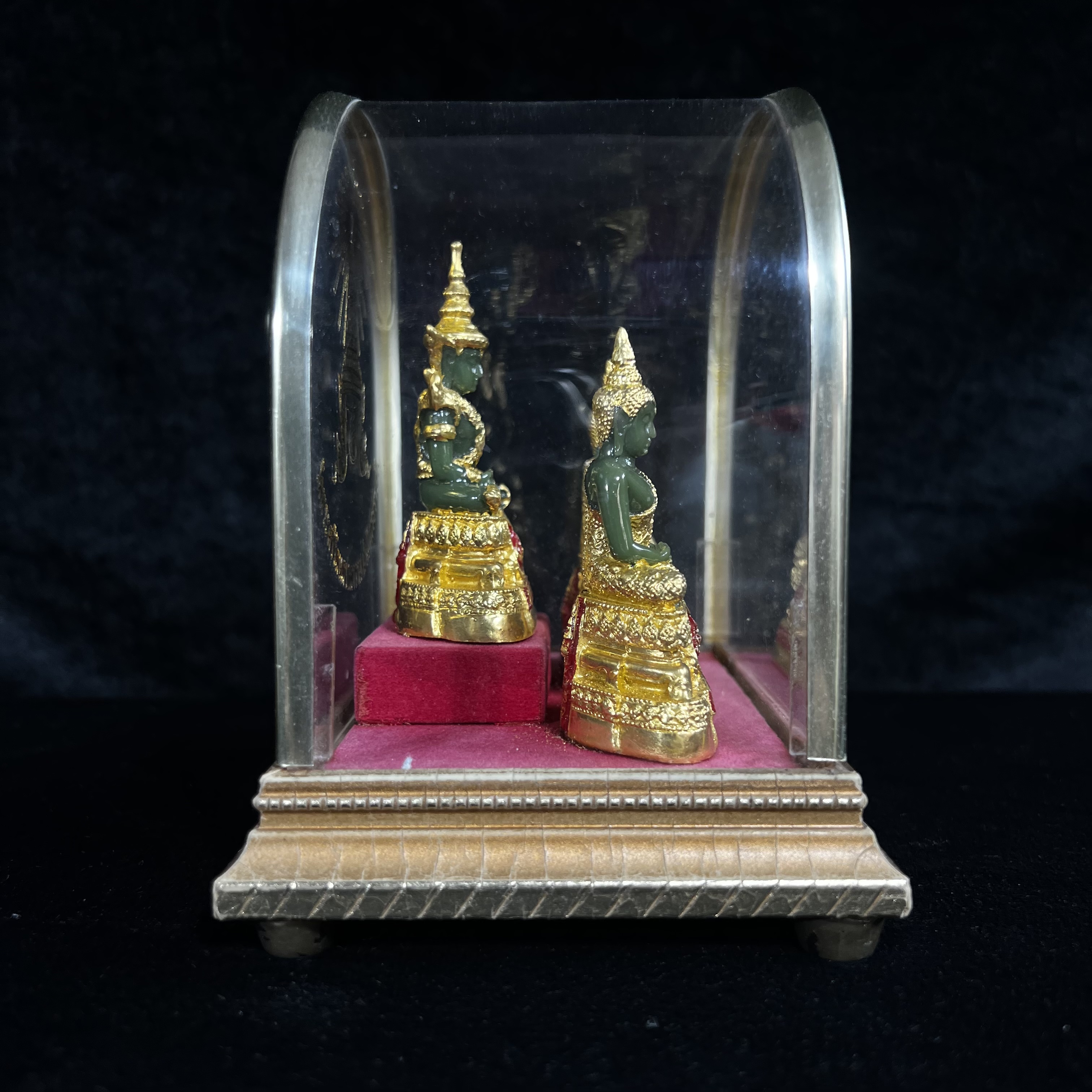 พระพุทธมหามณีรัตนปฏิมากร(พระแก้วมรกต) วัดพระศรีรัตนศาสดาราม สำนักพระราชวัง จัดสร้าง พิมพ์ทรงเครื่อง 3 ฤดู(ร้อน ฝน หนาว) หน้าตัก 2 นิ้วพร้อมครอบตู้เดิม(บรรจุมวลสารใต้ฐาน)