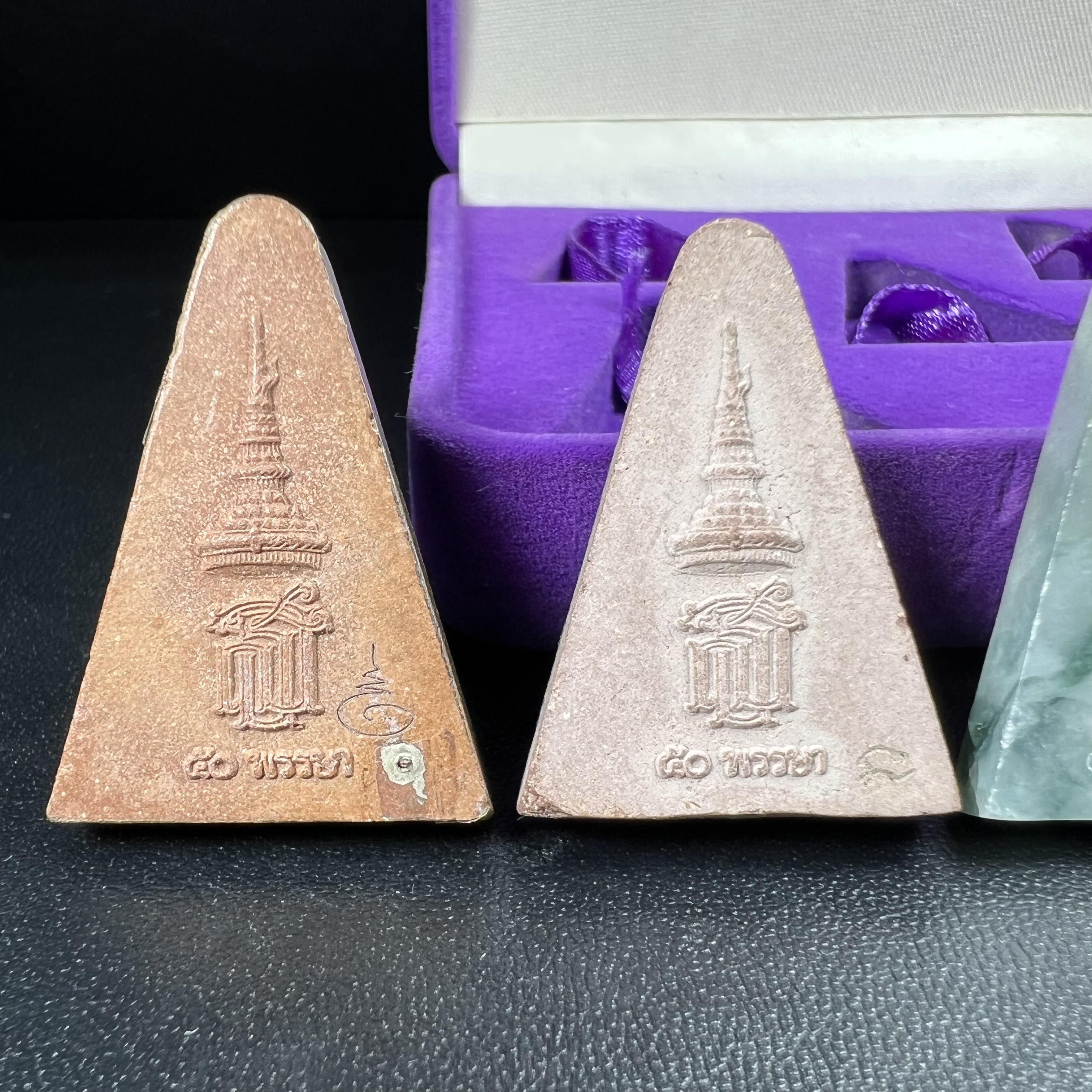 พระนางพญาเสน่ห์จันทร์ สธ. สร้างในวโรกาสทรงเจริญพระชนมายุ 50 พรรษา สมเด็จพระเทพฯ พ.ศ.2548 ชุดพิเศษ (1 ใน 5000 ชุด)หายาก