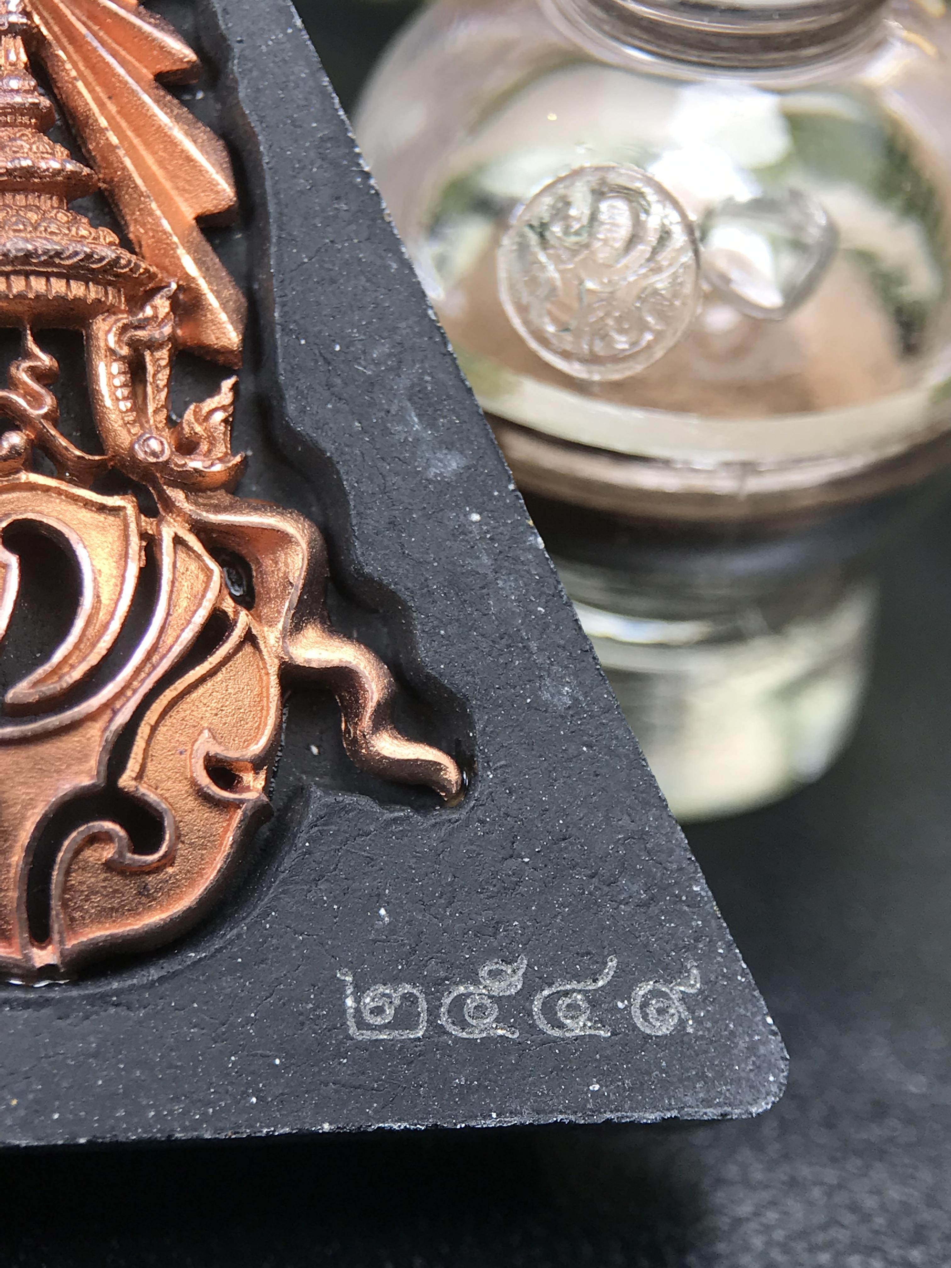 พระพุทธชินราช ภปร. 84พรรษา เนื้อผงปิดทองด้านหน้า หลัง ภ.ป.ร. เนื้อแดง (พระราชทานมวลสาร จิตรลดาและเส้นพระเจ้า(เส้นผม)ในหลวงรัชกาลที่9)พุทธศิลป์ทรงคุณค่าอีกหนึ่งรุ่นยอดนิยม(องค์หมายเลข ๒๕๔๙)1 ใน 10000 องค์