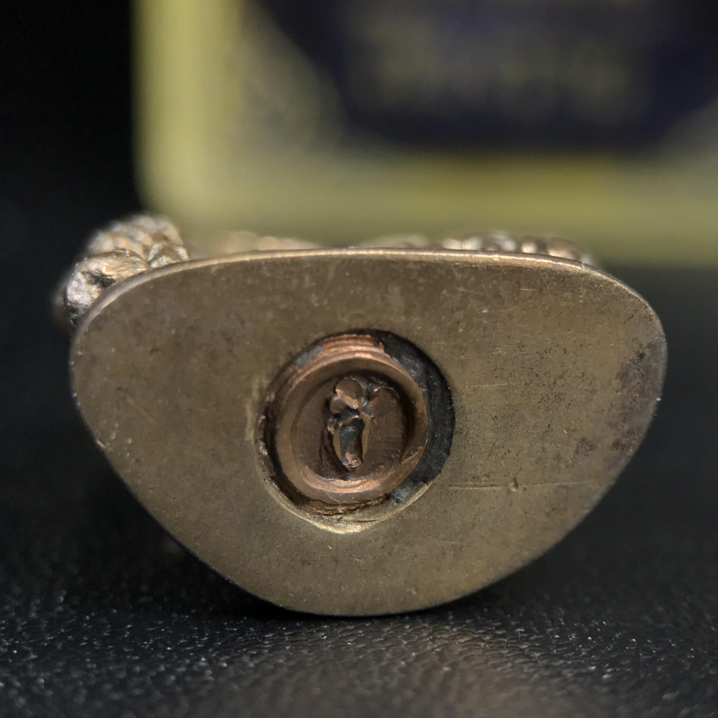 พระกริ่งสิงห์หนึ่งดอยตุง(ก้น ช) เนื้อนวโลหะ รุ่นบูรณะพระธาตุดอยตุง พ.ศ. 2516 สภาพสวยกล่องเดิม(หายาก)