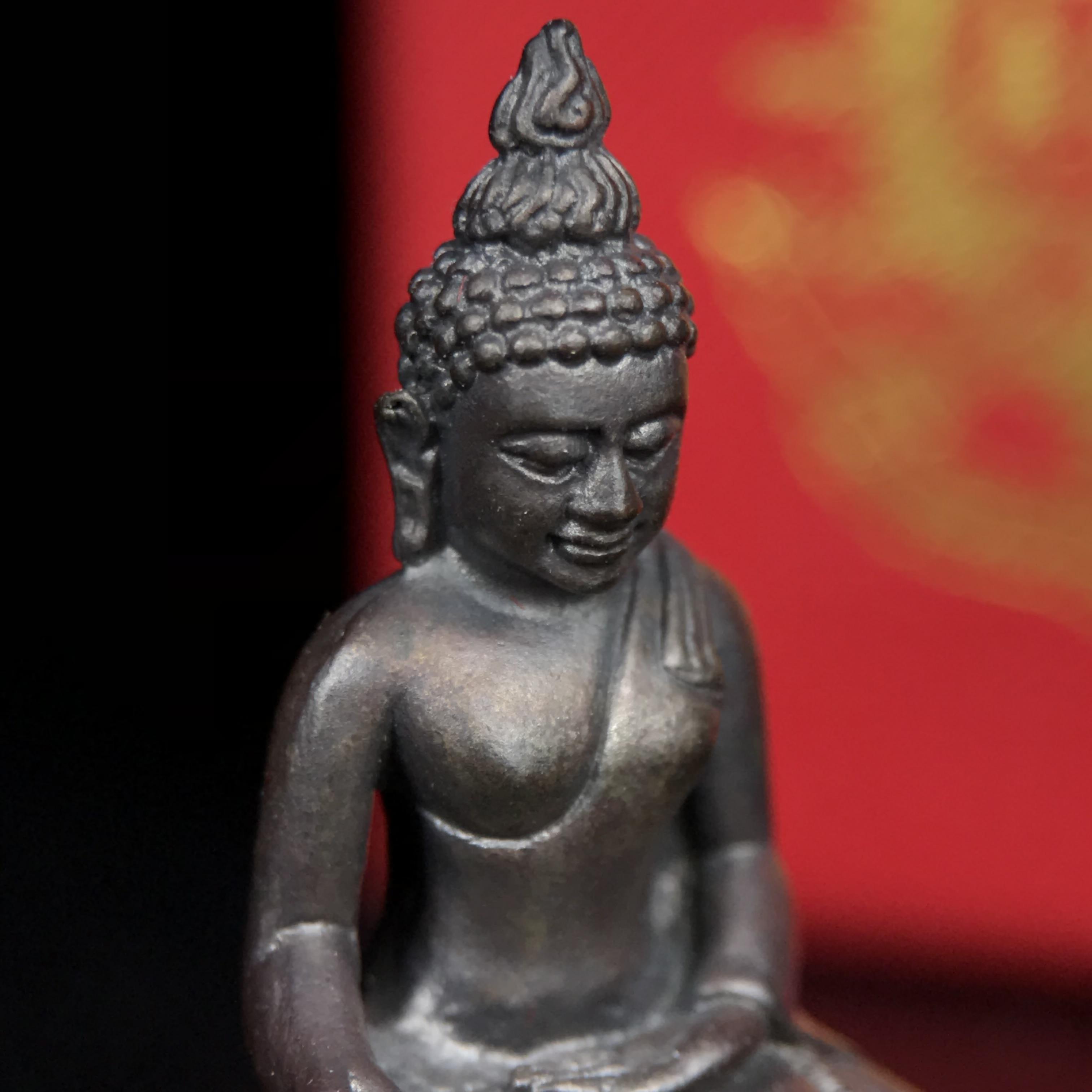 พระกริ่งไพรีพินาศ บรรจุเหล็กไหล ครั้งแรกและครั้งเดียวในประวัติศาสตร์ เฉลิมพระเกียรติ พระบาทสมเด็จพระเจ้าอยู่หัวรัชกาลที่9 พระชนมพรรษา 6 รอบ ปี2542 เนื้อนวโลหะผสมทองคำ(บรรจุเหล็กไหล)ดีนอก-ดีใน พิธีใหญ่ มวลสารเด่น (หายาก)