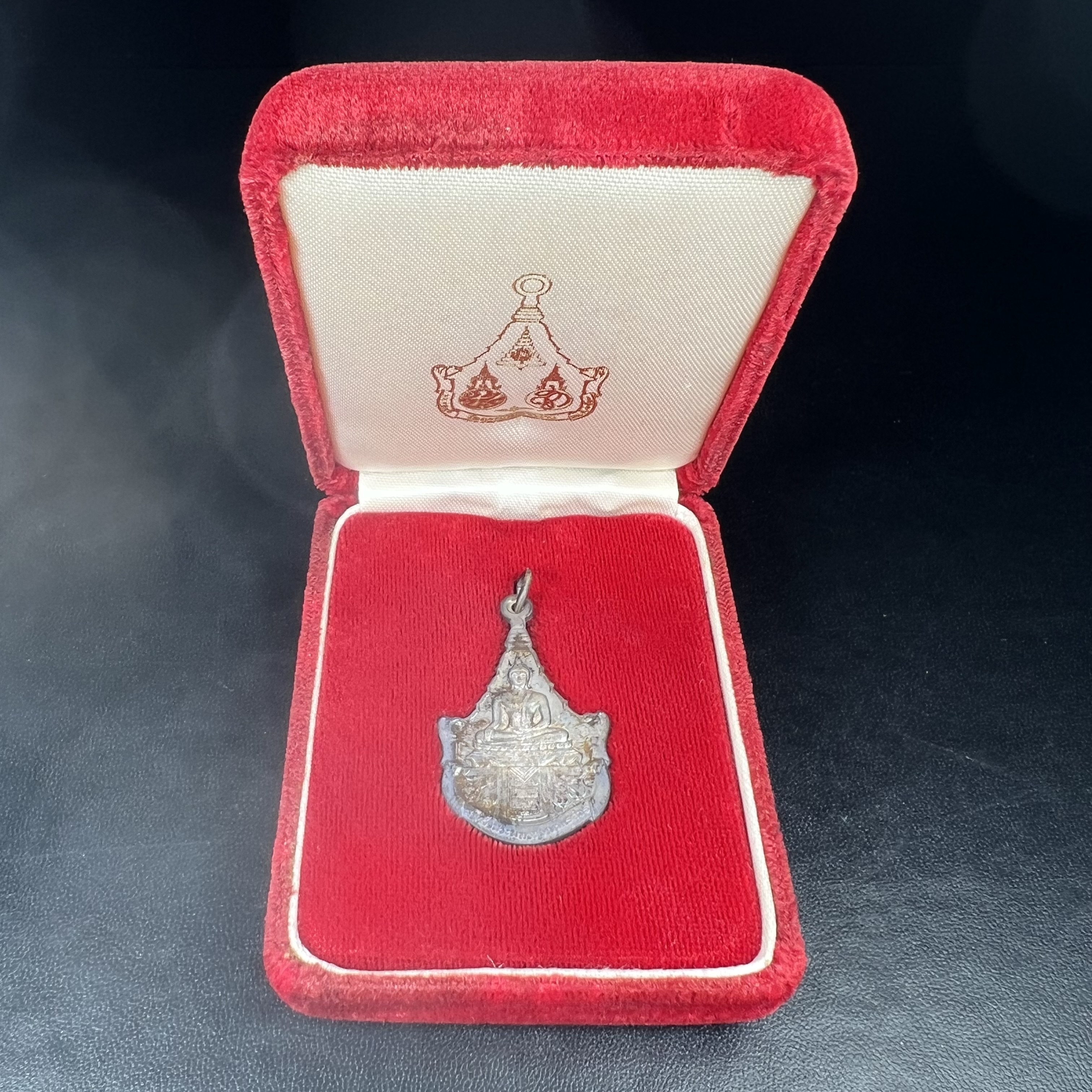 เหรียญพระพุทธญาณนเรศวร์ รุ่นแรก หลังพระปรมาภิไธย ภปร.และ สก.วัดญาณสังวราราม จ.ชลบุรี ปี 2527 เนื้อเงิน(ผิวเดิม ขึ้นรุ้งผิวน้ำทองกระจายทั่วเหรียญสวยมาก)ขนาด 2.3 x 3.8 ซม. พร้อมกล่องเดิม สมเด็จพระญาณสังวร ประธานในพิธีมหาพุทธาภิเษก(เนื้อเงินพบเจอน้อย หายาก)